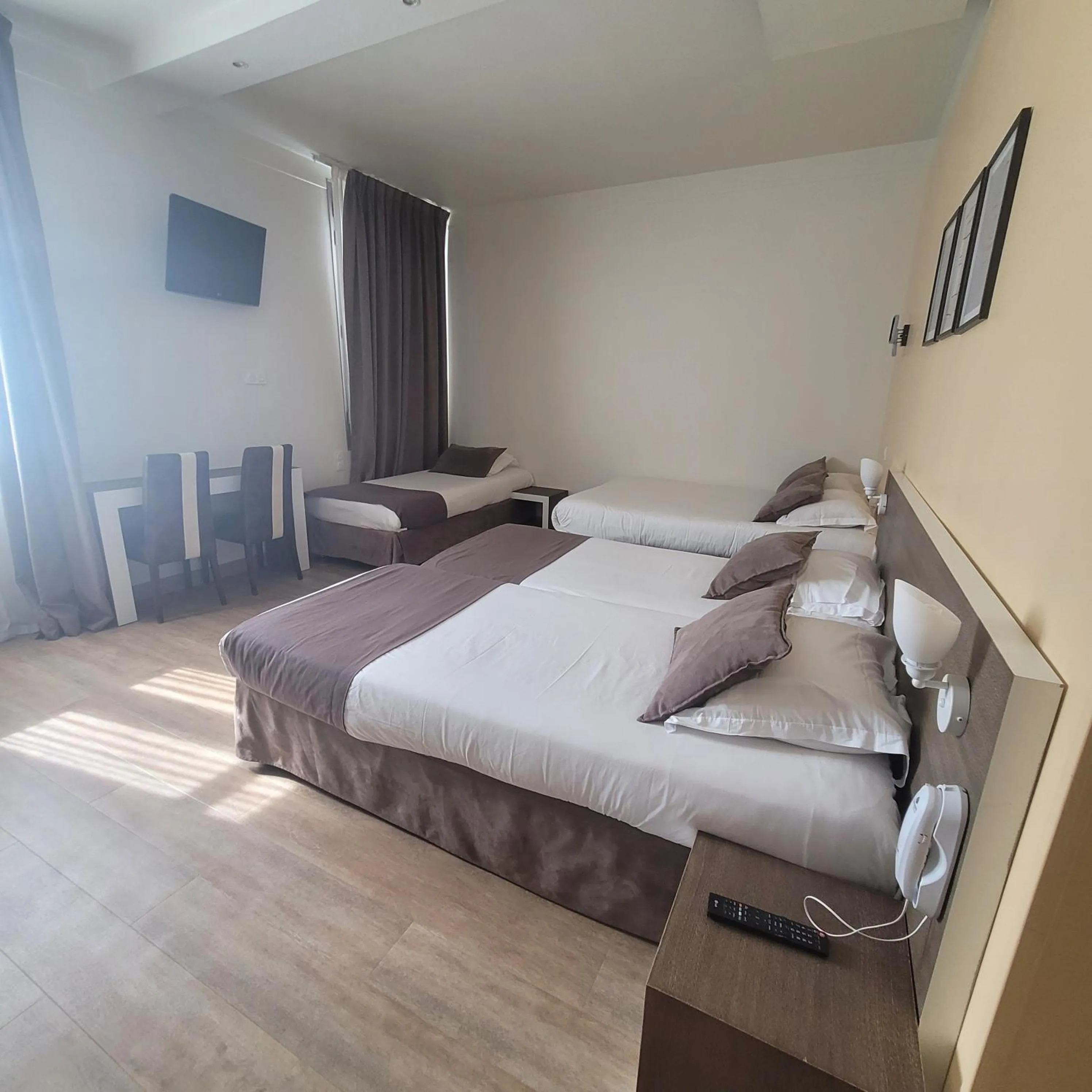 Bed in KYRIAD ORANGE Centre Ville - HOTEL & RESTAURANT & BAR - La Galerie d'Art des Princes - Provence Alpes Côte d'Azur - France - Proche A7-A9 - exit21- Châteauneuf-du-Pape Avignon Bollene Nimes - 24h-24h