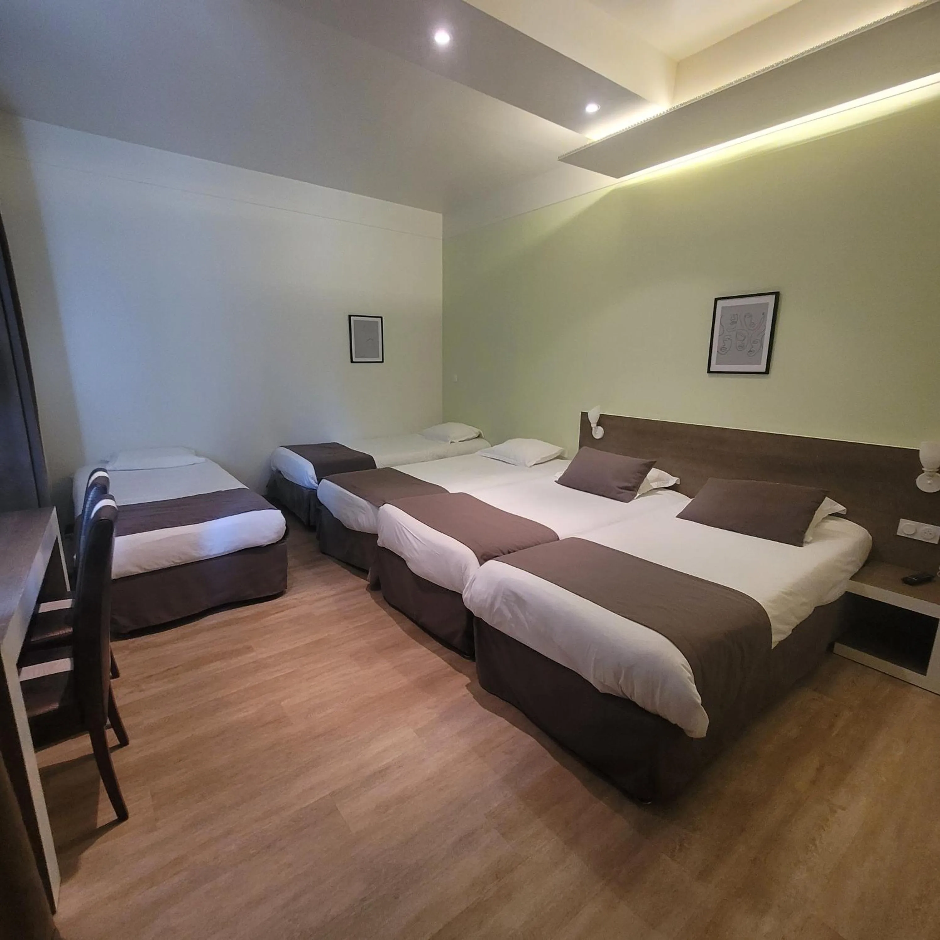 Bed in KYRIAD ORANGE Centre Ville - HOTEL & RESTAURANT & BAR - La Galerie d'Art des Princes - Provence Alpes Côte d'Azur - France - Proche A7-A9 - exit21- Châteauneuf-du-Pape Avignon Bollene Nimes - 24h-24h