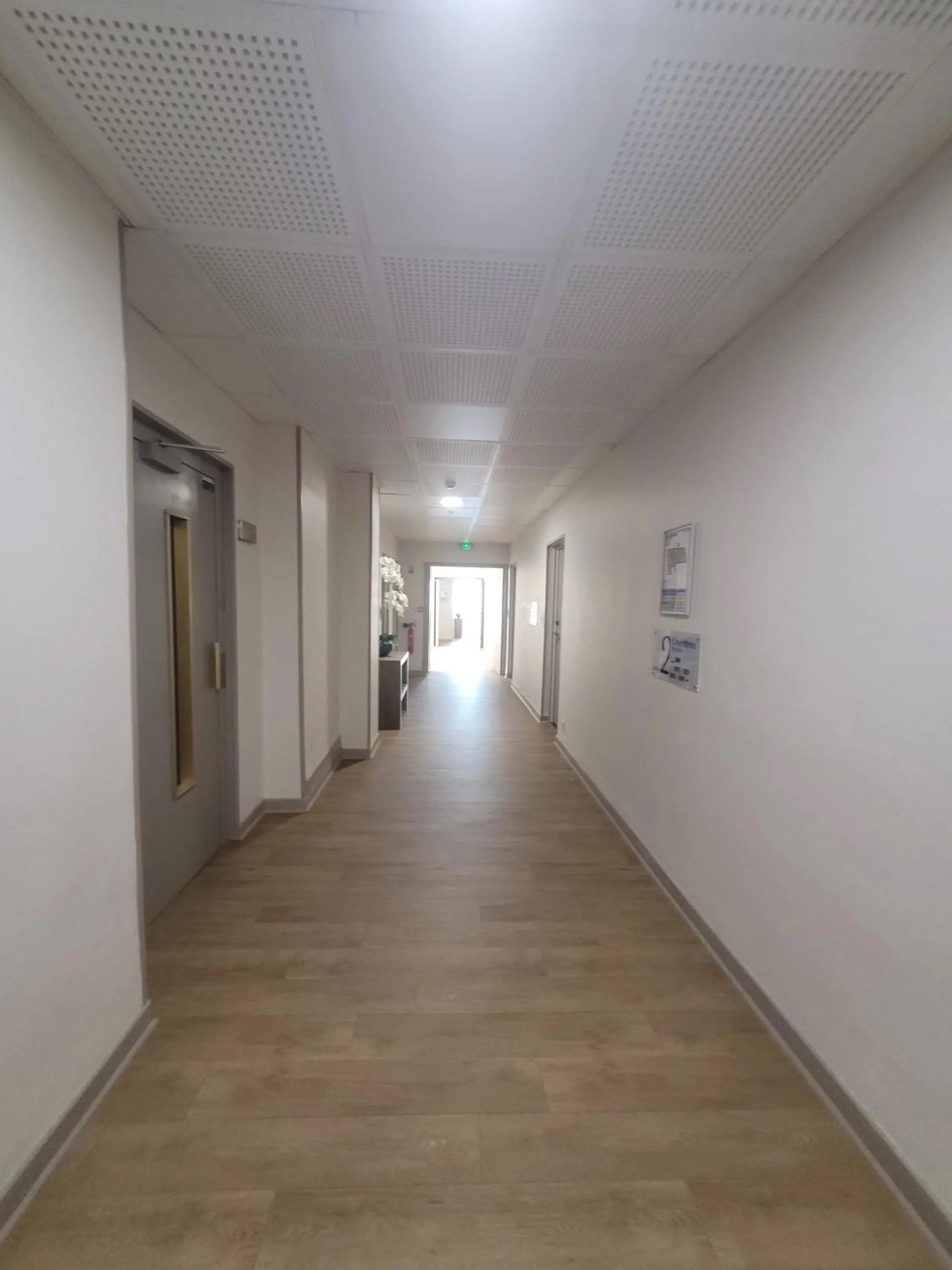 Property building in KYRIAD ORANGE Centre Ville - HOTEL & RESTAURANT & BAR - La Galerie d'Art des Princes - Provence Alpes Côte d'Azur - France - Proche A7-A9 - exit21- Châteauneuf-du-Pape Avignon Bollene Nimes - 24h-24h