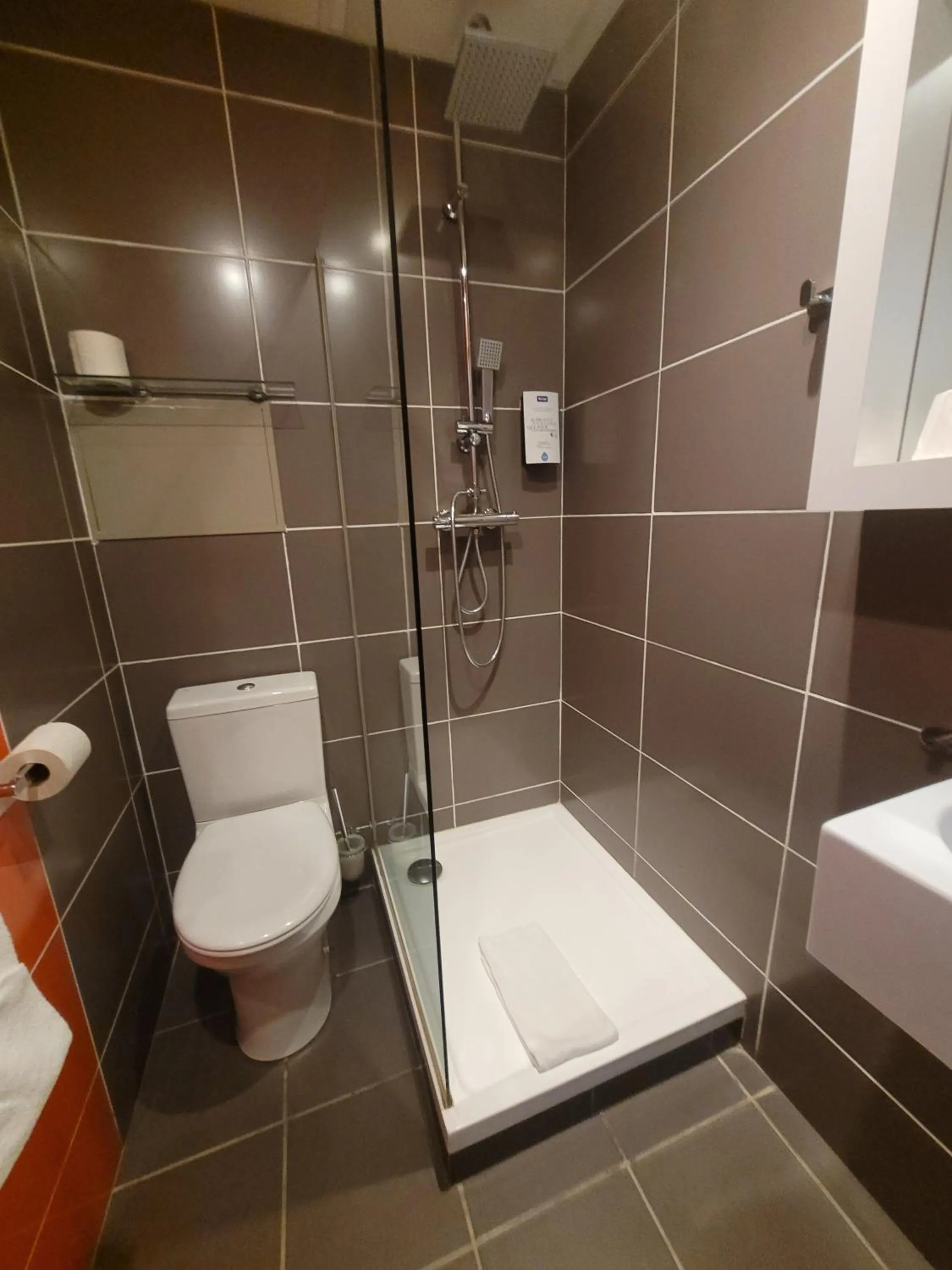 Shower in KYRIAD ORANGE Centre Ville - HOTEL & RESTAURANT & BAR - La Galerie d'Art des Princes - Provence Alpes Côte d'Azur - France - Proche A7-A9 - exit21- Châteauneuf-du-Pape Avignon Bollene Nimes - 24h-24h