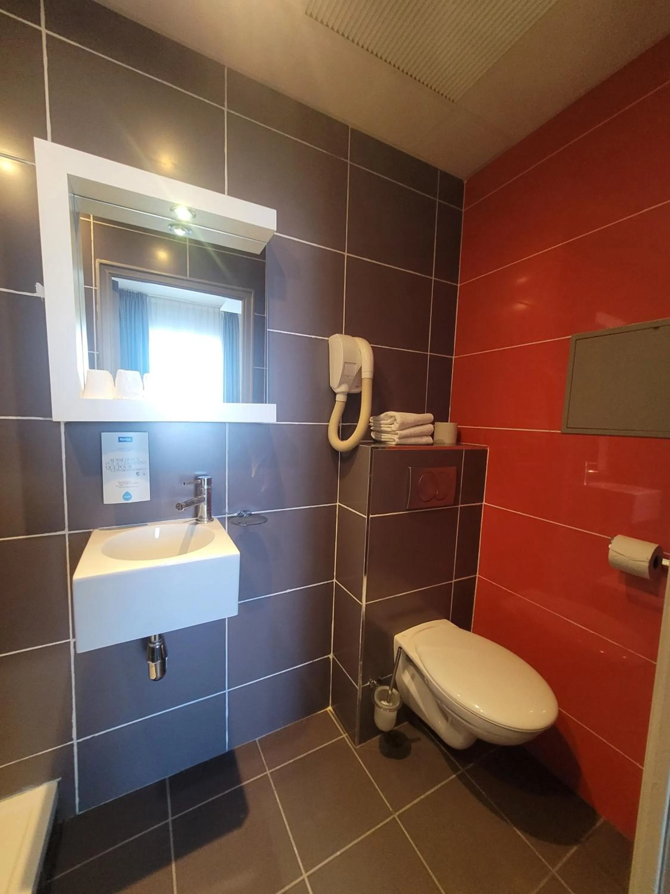 Shower in KYRIAD ORANGE Centre Ville - HOTEL & RESTAURANT & BAR - La Galerie d'Art des Princes - Provence Alpes Côte d'Azur - France - Proche A7-A9 - exit21- Châteauneuf-du-Pape Avignon Bollene Nimes - 24h-24h