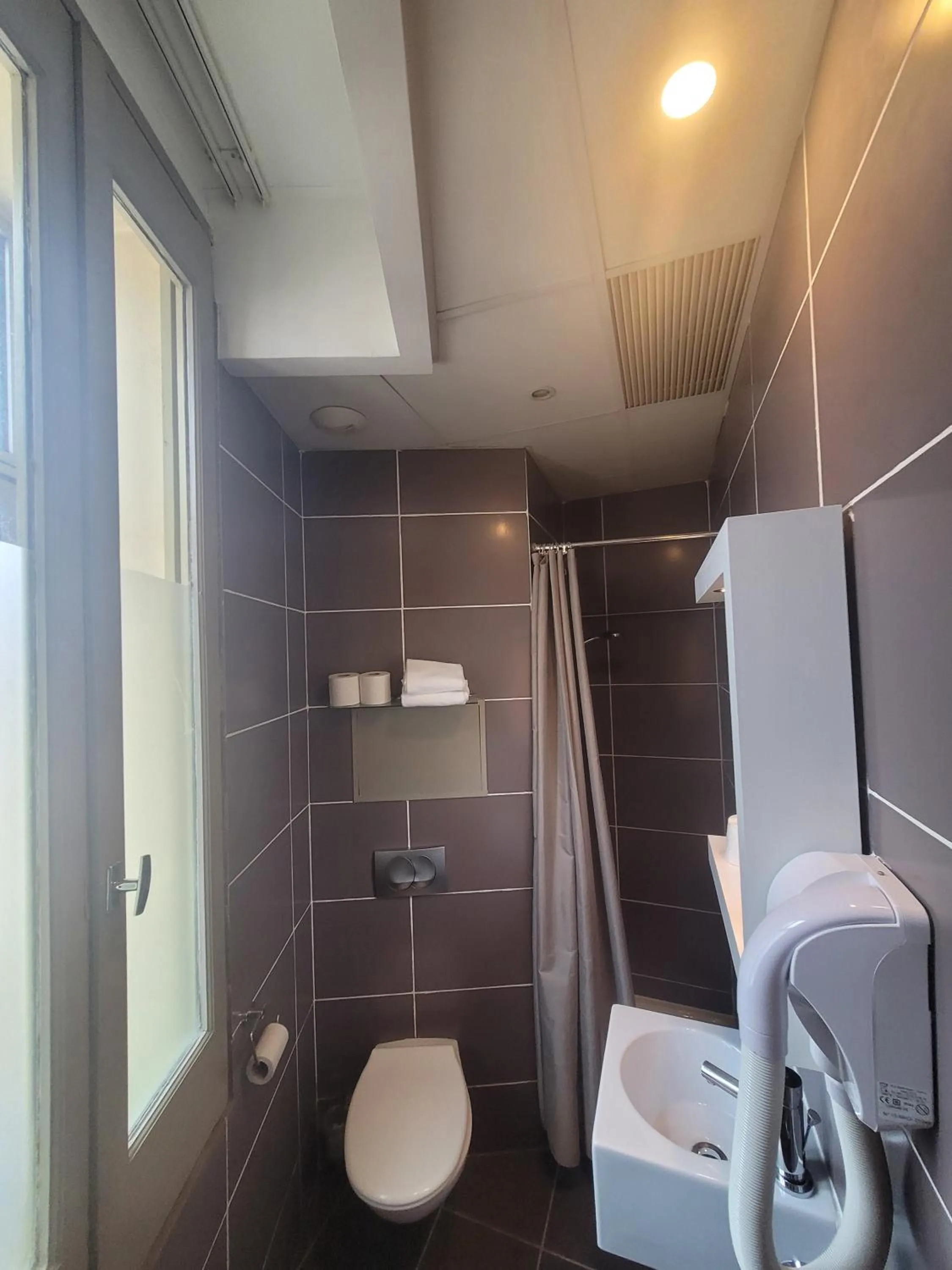 Shower in KYRIAD ORANGE Centre Ville - HOTEL & RESTAURANT & BAR - La Galerie d'Art des Princes - Provence Alpes Côte d'Azur - France - Proche A7-A9 - exit21- Châteauneuf-du-Pape Avignon Bollene Nimes - 24h-24h