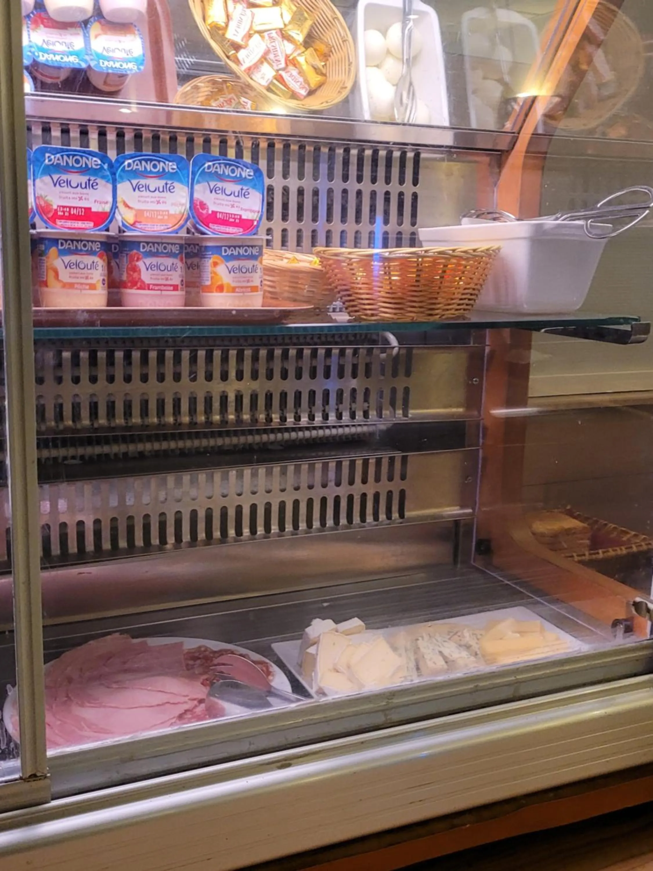 Food and drinks in KYRIAD ORANGE Centre Ville - HOTEL & RESTAURANT & BAR - La Galerie d'Art des Princes - Provence Alpes Côte d'Azur - France - Proche A7-A9 - exit21- Châteauneuf-du-Pape Avignon Bollene Nimes - 24h-24h