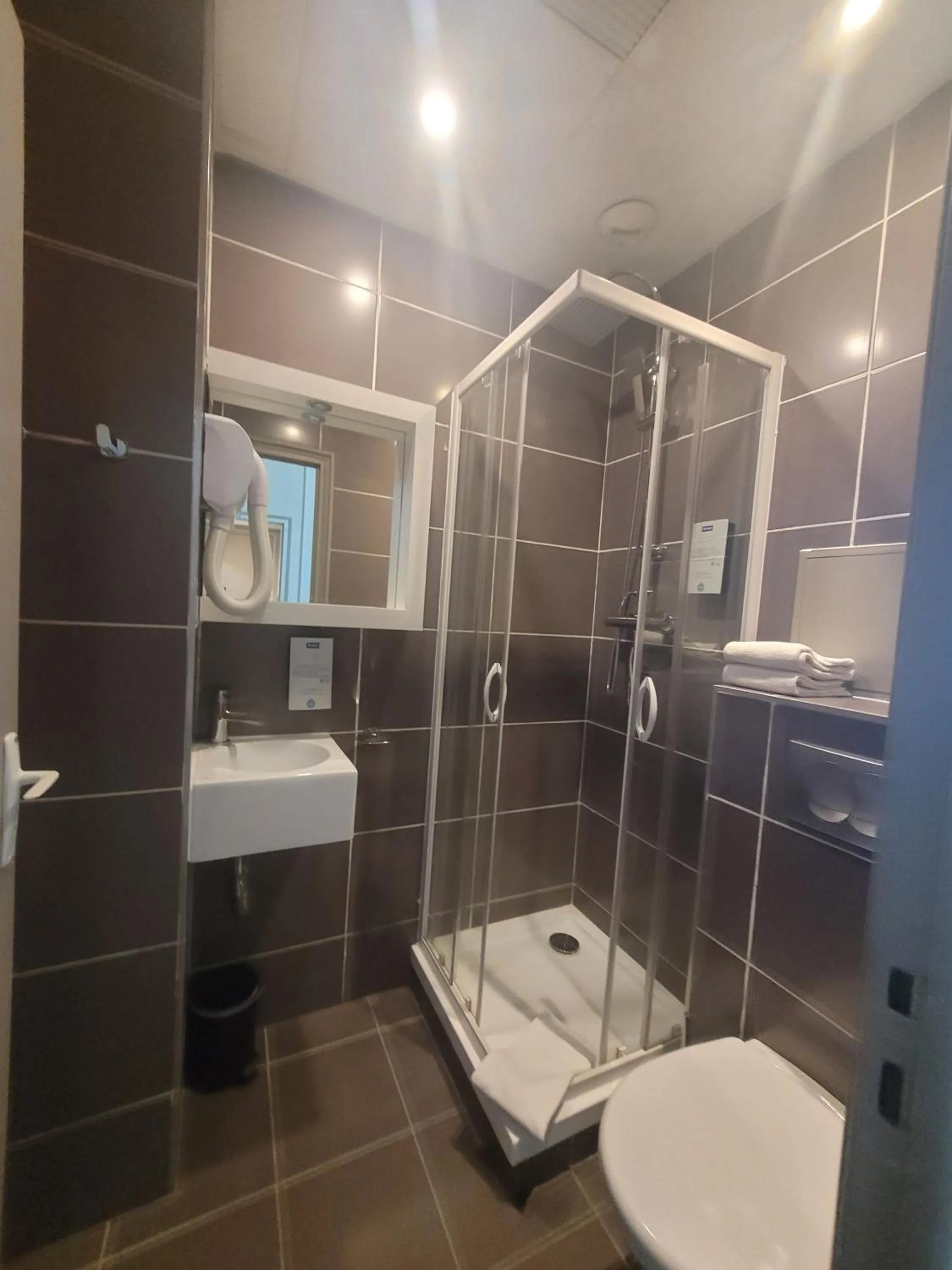 Shower in KYRIAD ORANGE Centre Ville - HOTEL & RESTAURANT & BAR - La Galerie d'Art des Princes - Provence Alpes Côte d'Azur - France - Proche A7-A9 - exit21- Châteauneuf-du-Pape Avignon Bollene Nimes - 24h-24h