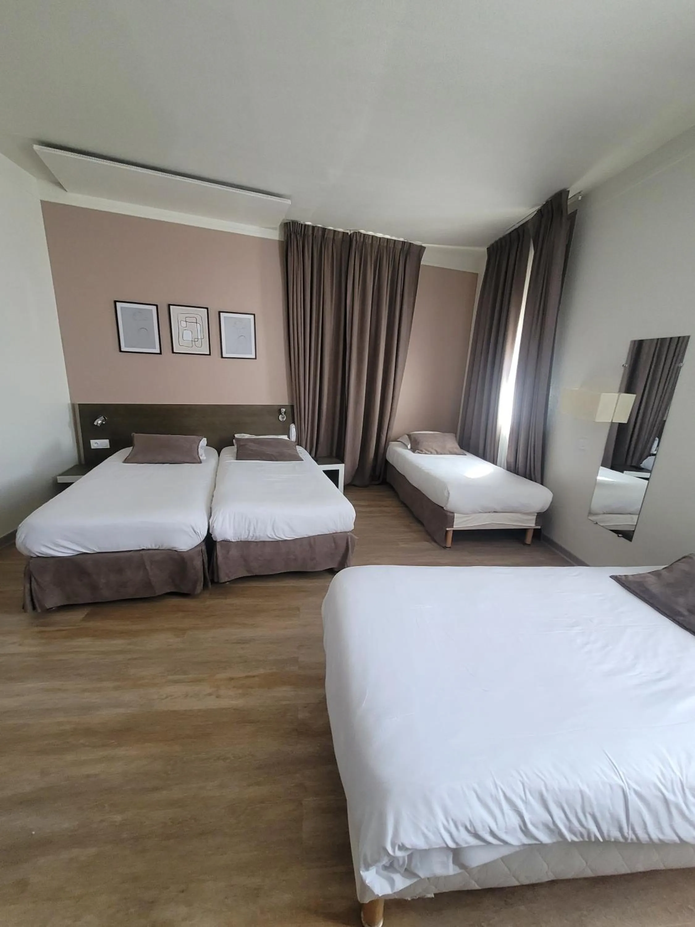 Bed in KYRIAD ORANGE Centre Ville - HOTEL & RESTAURANT & BAR - La Galerie d'Art des Princes - Provence Alpes Côte d'Azur - France - Proche A7-A9 - exit21- Châteauneuf-du-Pape Avignon Bollene Nimes - 24h-24h