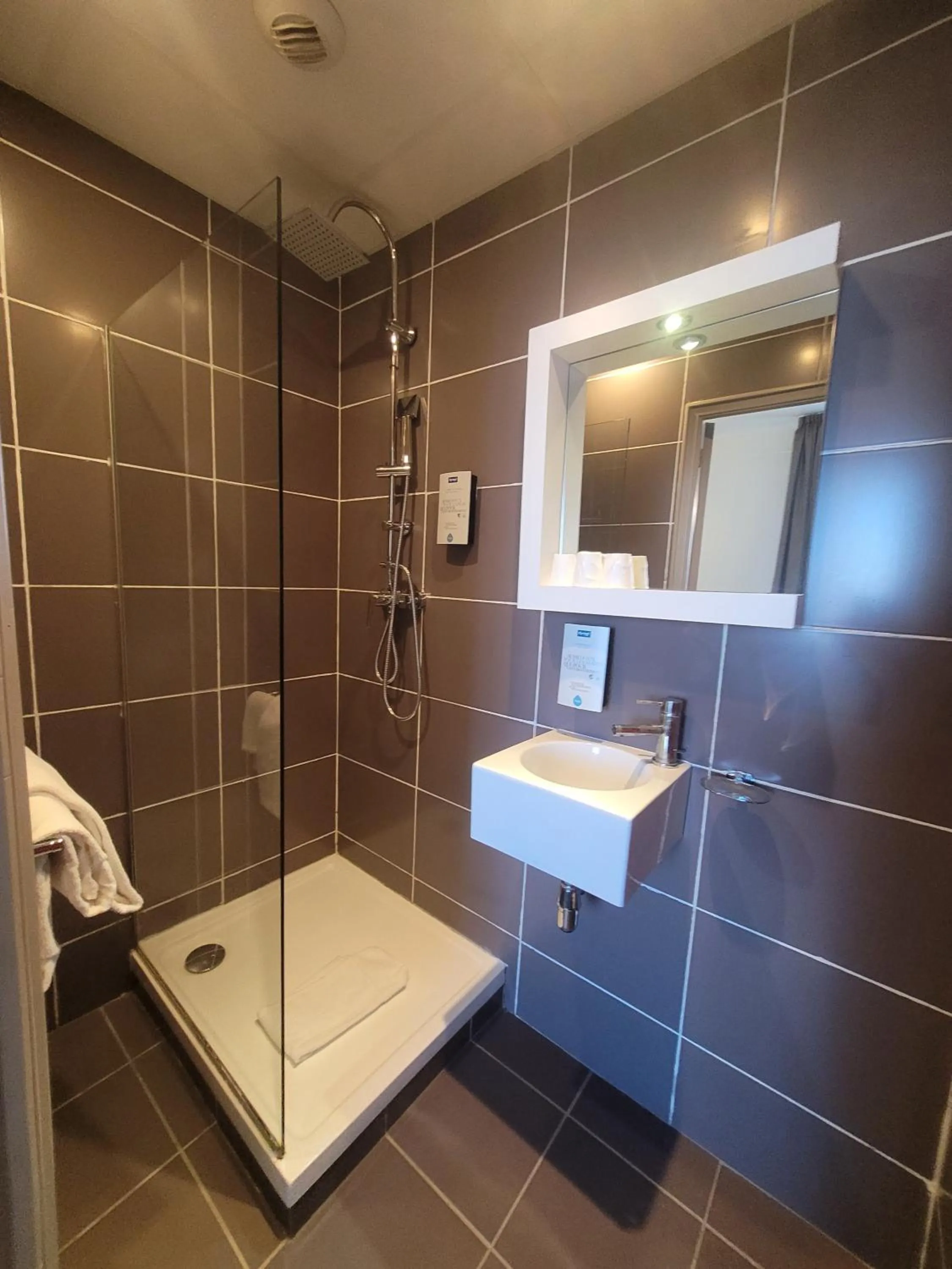 Shower in KYRIAD ORANGE Centre Ville - HOTEL & RESTAURANT & BAR - La Galerie d'Art des Princes - Provence Alpes Côte d'Azur - France - Proche A7-A9 - exit21- Châteauneuf-du-Pape Avignon Bollene Nimes - 24h-24h