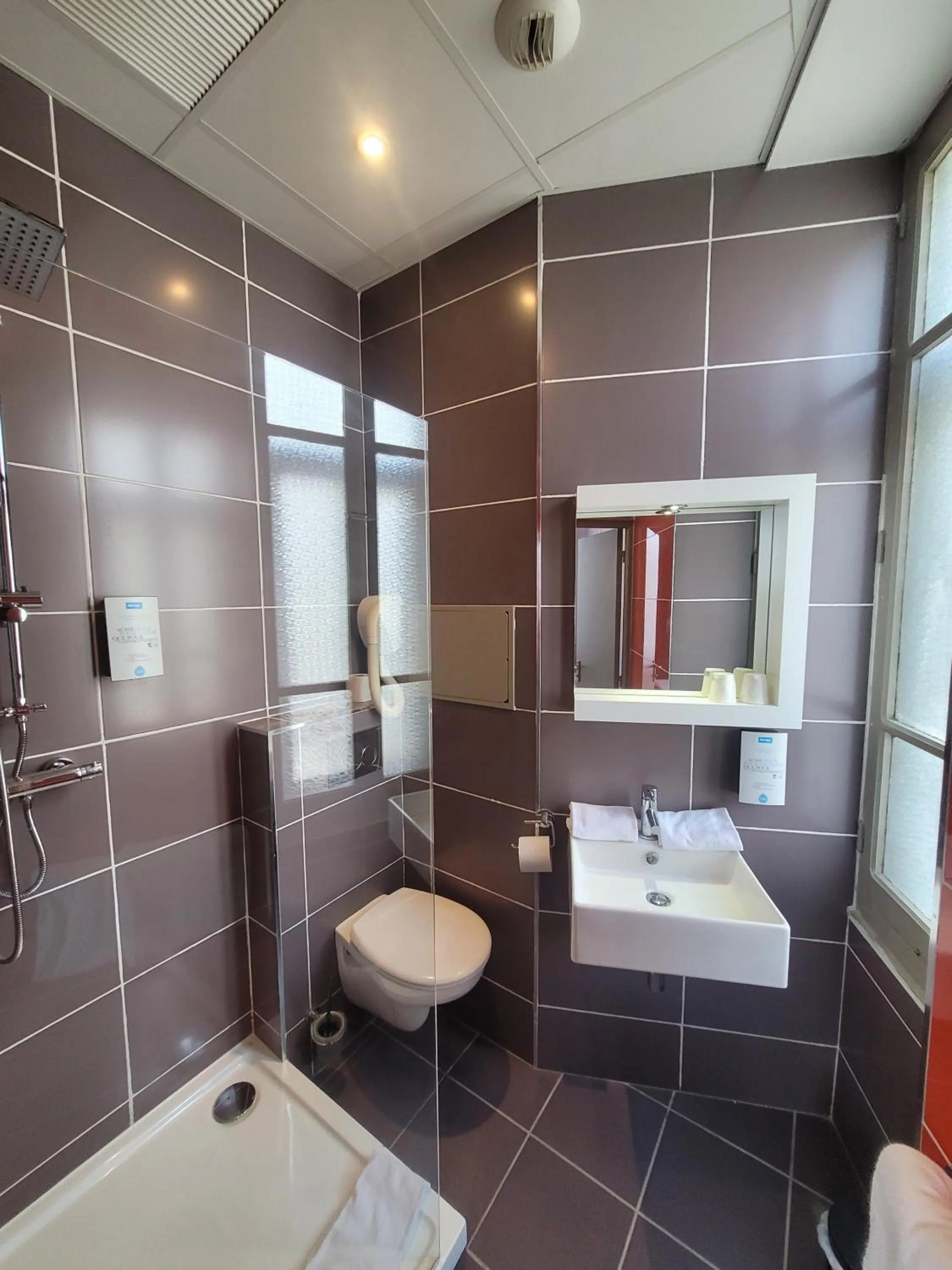 Shower in KYRIAD ORANGE Centre Ville - HOTEL & RESTAURANT & BAR - La Galerie d'Art des Princes - Provence Alpes Côte d'Azur - France - Proche A7-A9 - exit21- Châteauneuf-du-Pape Avignon Bollene Nimes - 24h-24h