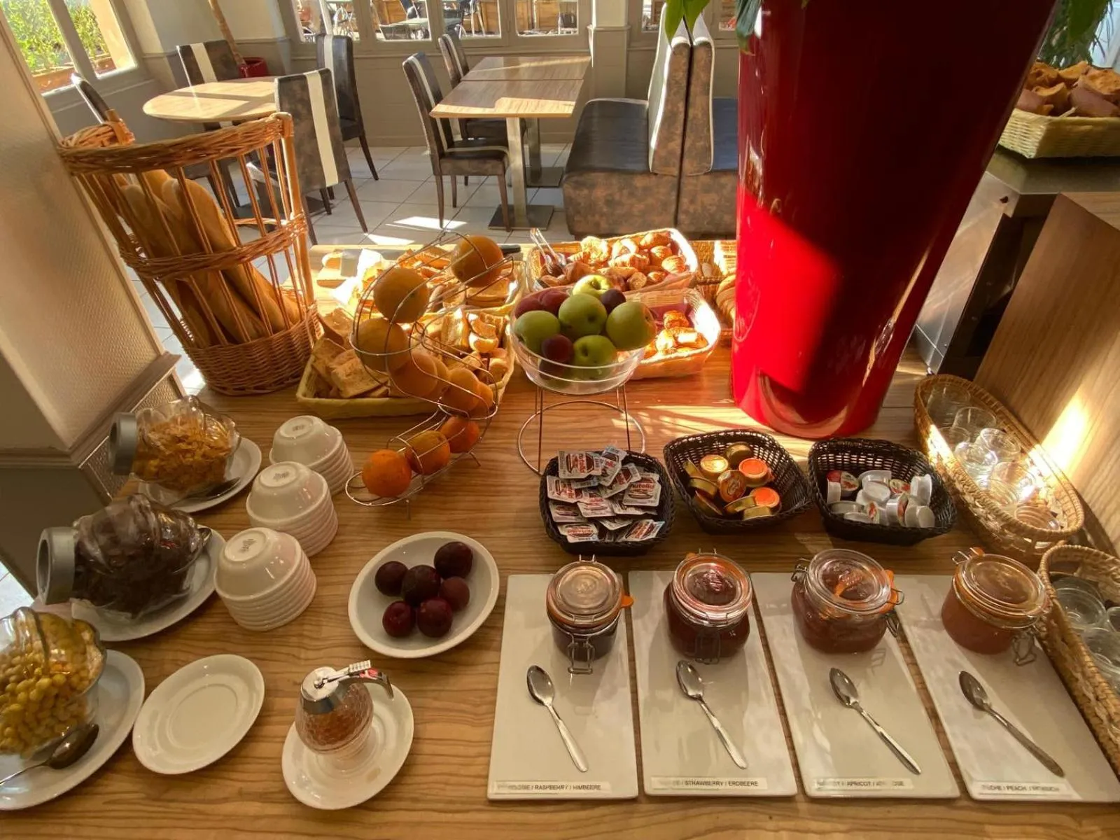 Breakfast in KYRIAD ORANGE Centre Ville - HOTEL & RESTAURANT & BAR - La Galerie d'Art des Princes - Provence Alpes Côte d'Azur - France - Proche A7-A9 - exit21- Châteauneuf-du-Pape Avignon Bollene Nimes - 24h-24h