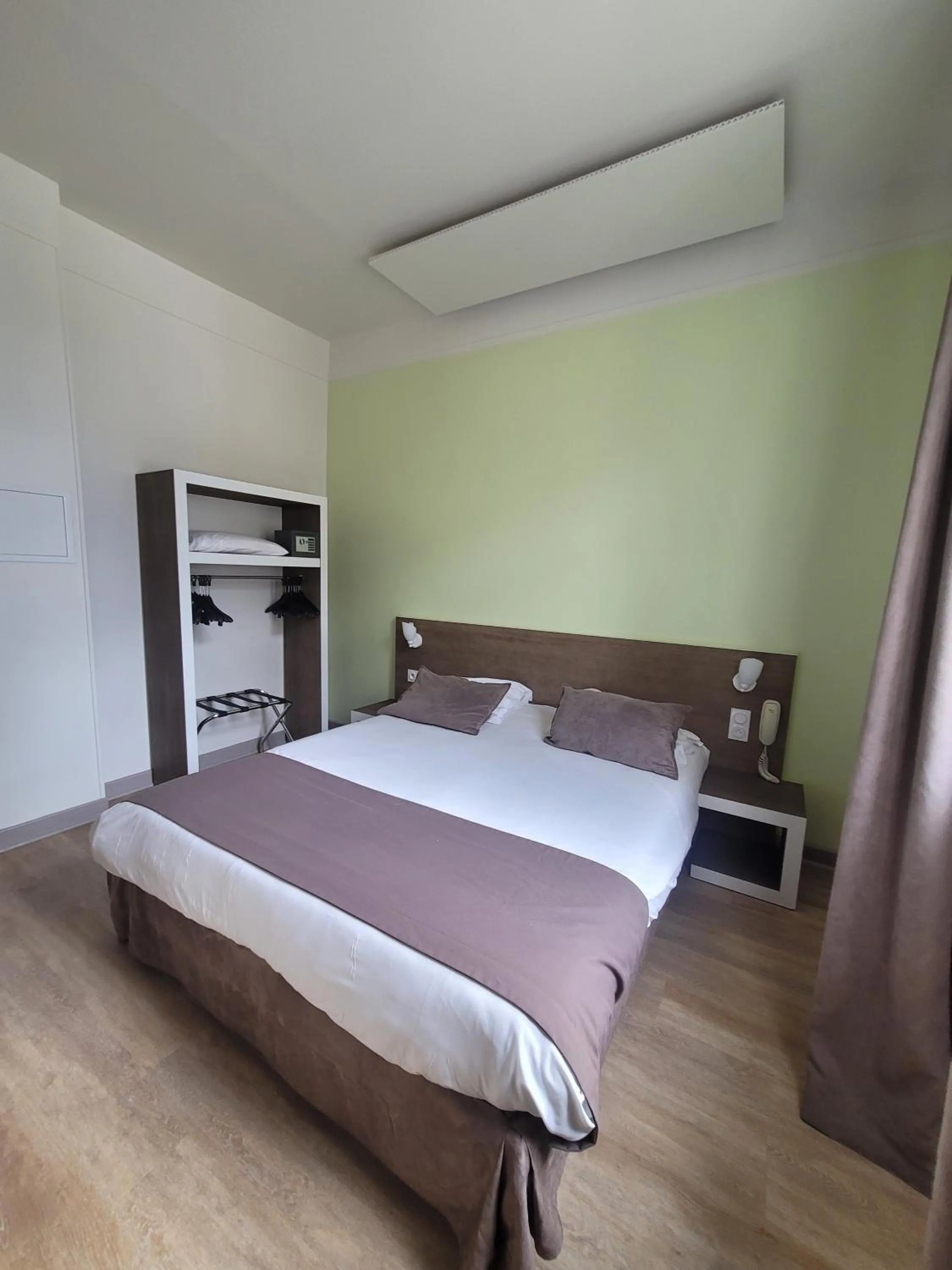 Bed in KYRIAD ORANGE Centre Ville - HOTEL & RESTAURANT & BAR - La Galerie d'Art des Princes - Provence Alpes Côte d'Azur - France - Proche A7-A9 - exit21- Châteauneuf-du-Pape Avignon Bollene Nimes - 24h-24h