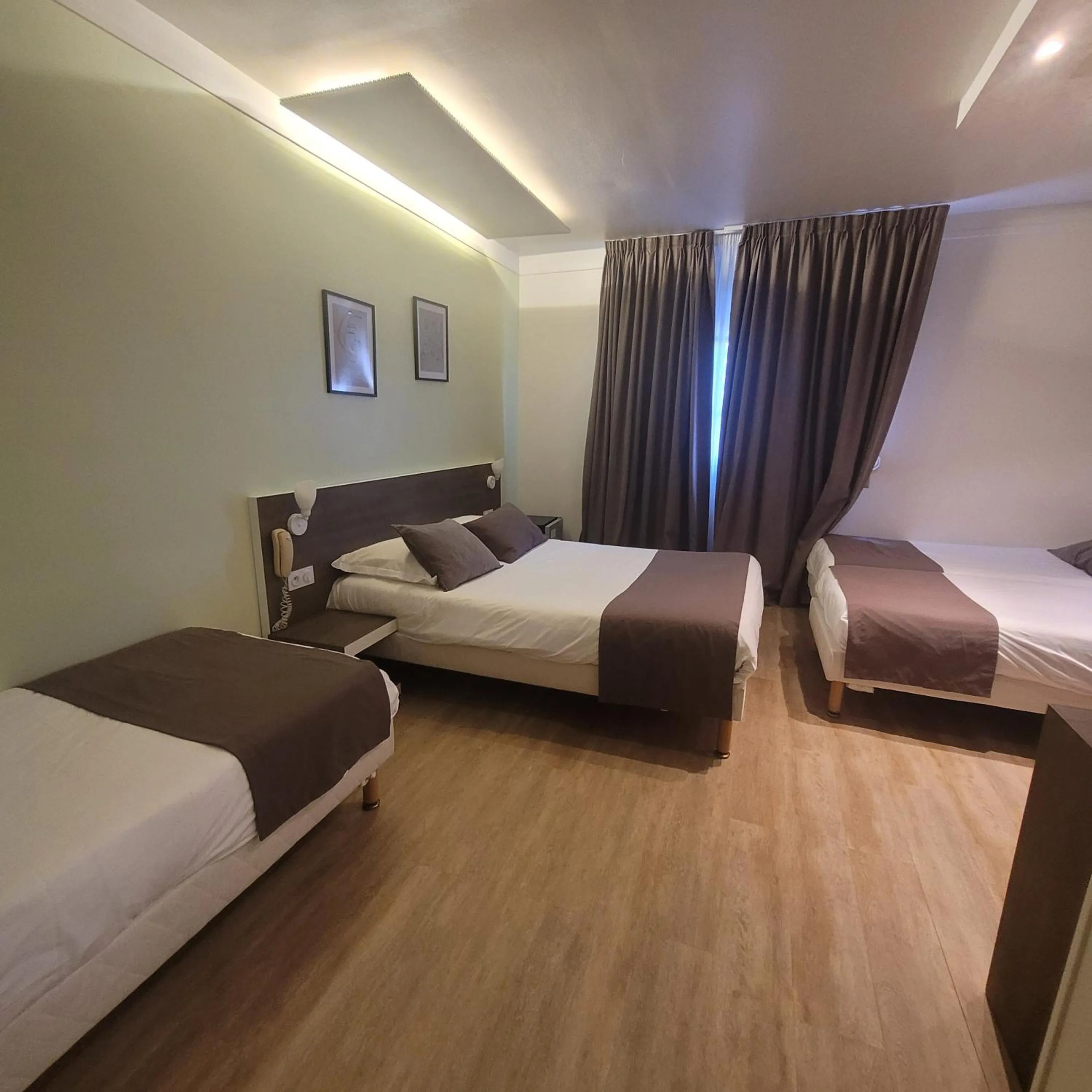 Bed in KYRIAD ORANGE Centre Ville - HOTEL & RESTAURANT & BAR - La Galerie d'Art des Princes - Provence Alpes Côte d'Azur - France - Proche A7-A9 - exit21- Châteauneuf-du-Pape Avignon Bollene Nimes - 24h-24h