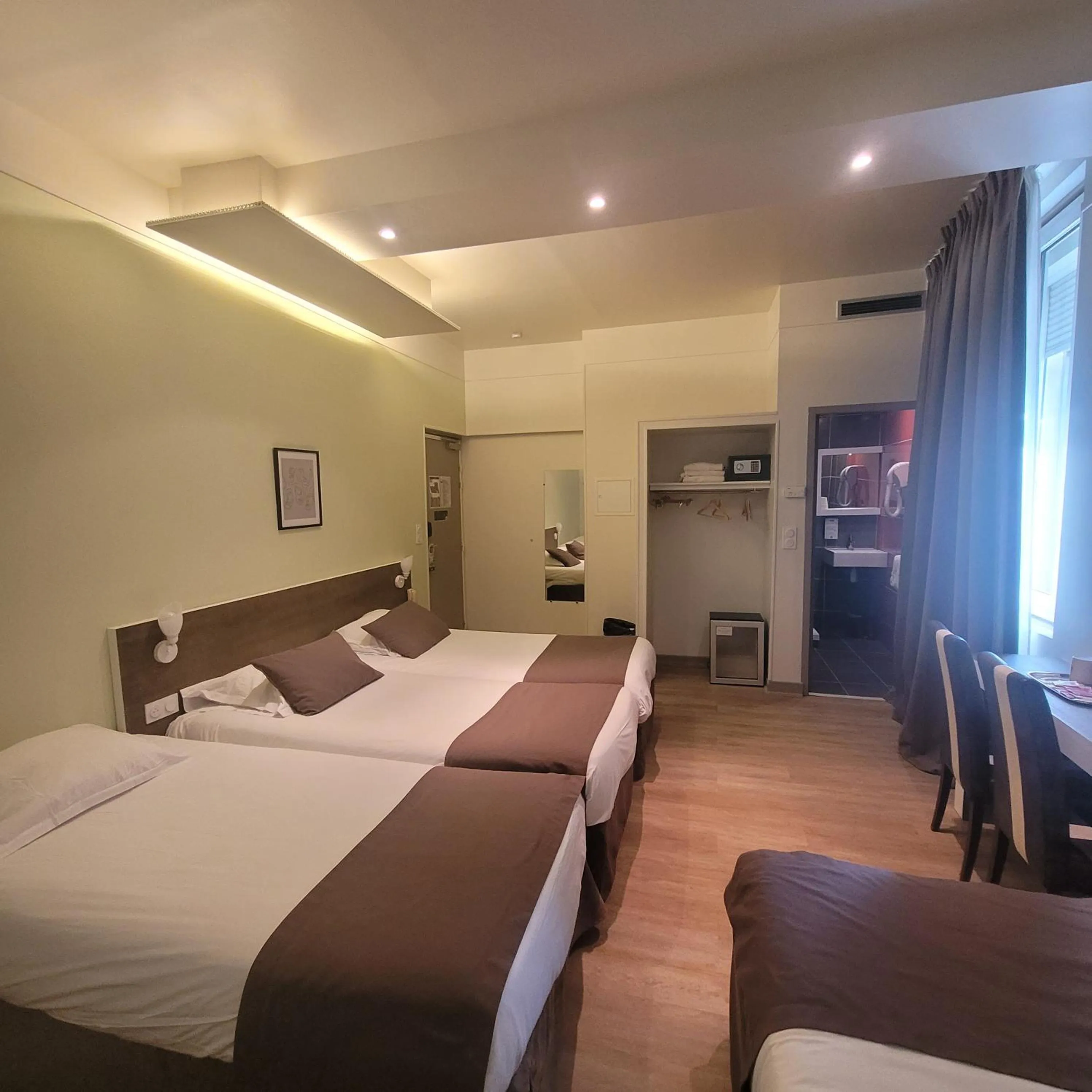 Bed in KYRIAD ORANGE Centre Ville - HOTEL & RESTAURANT & BAR - La Galerie d'Art des Princes - Provence Alpes Côte d'Azur - France - Proche A7-A9 - exit21- Châteauneuf-du-Pape Avignon Bollene Nimes - 24h-24h