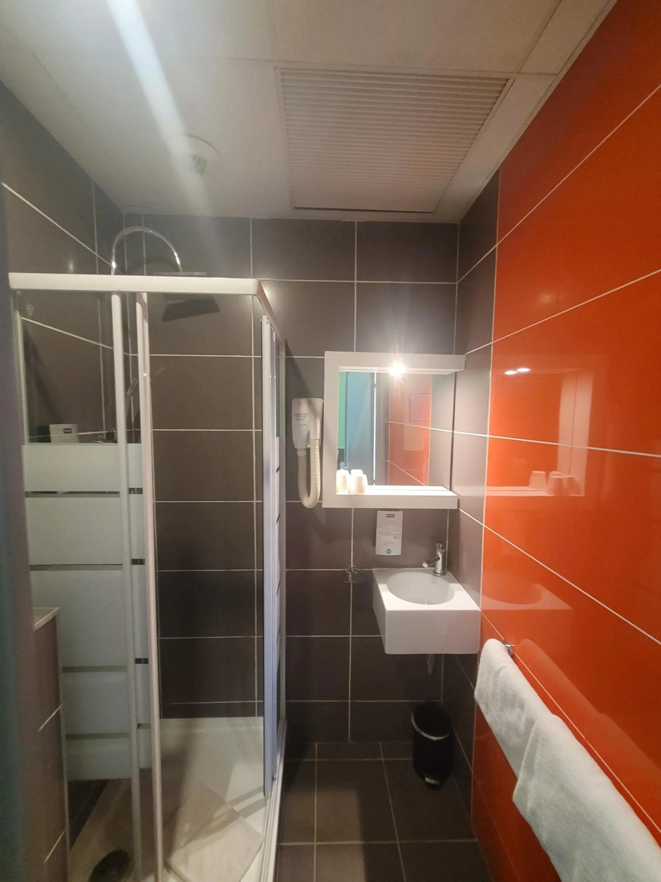 Shower in KYRIAD ORANGE Centre Ville - HOTEL & RESTAURANT & BAR - La Galerie d'Art des Princes - Provence Alpes Côte d'Azur - France - Proche A7-A9 - exit21- Châteauneuf-du-Pape Avignon Bollene Nimes - 24h-24h