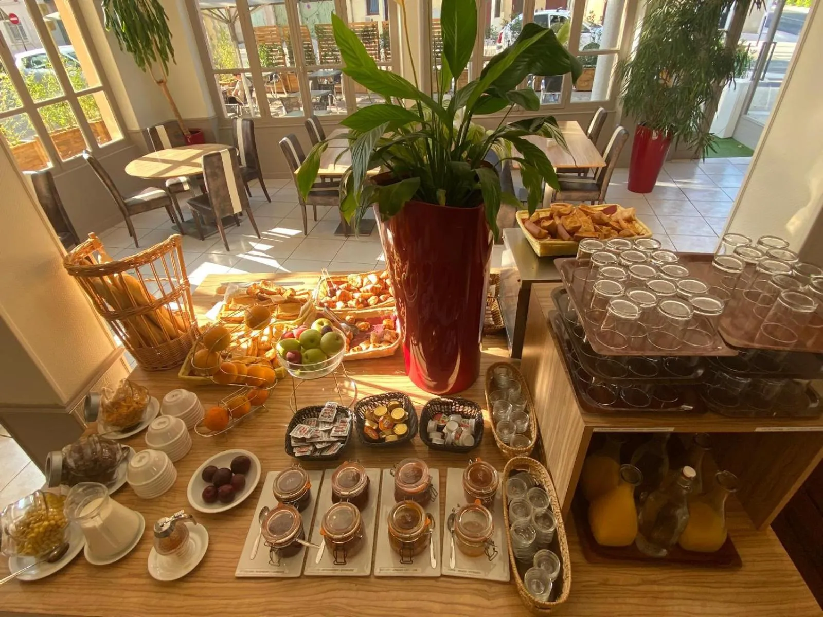 Breakfast in KYRIAD ORANGE Centre Ville - HOTEL & RESTAURANT & BAR - La Galerie d'Art des Princes - Provence Alpes Côte d'Azur - France - Proche A7-A9 - exit21- Châteauneuf-du-Pape Avignon Bollene Nimes - 24h-24h