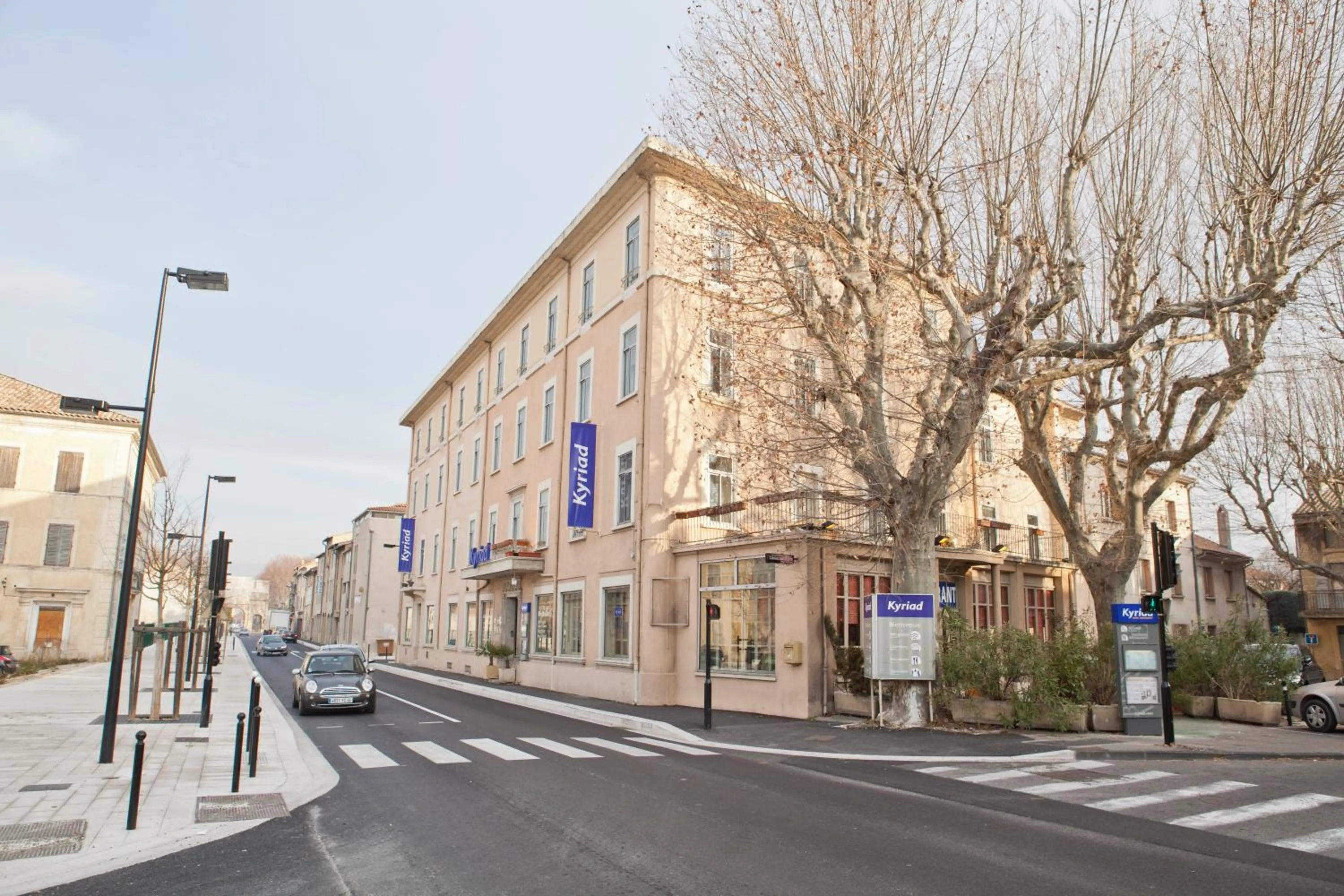 Property building in KYRIAD ORANGE Centre Ville - HOTEL & RESTAURANT & BAR - La Galerie d'Art des Princes - Provence Alpes Côte d'Azur - France - Proche A7-A9 - exit21- Châteauneuf-du-Pape Avignon Bollene Nimes - 24h-24h