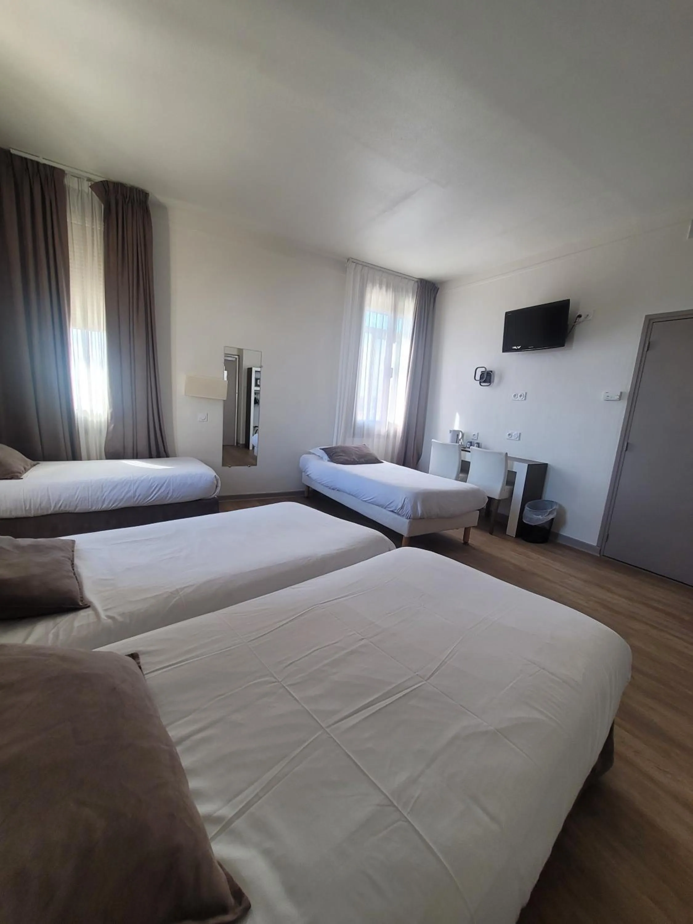 Bed in KYRIAD ORANGE Centre Ville - HOTEL & RESTAURANT & BAR - La Galerie d'Art des Princes - Provence Alpes Côte d'Azur - France - Proche A7-A9 - exit21- Châteauneuf-du-Pape Avignon Bollene Nimes - 24h-24h