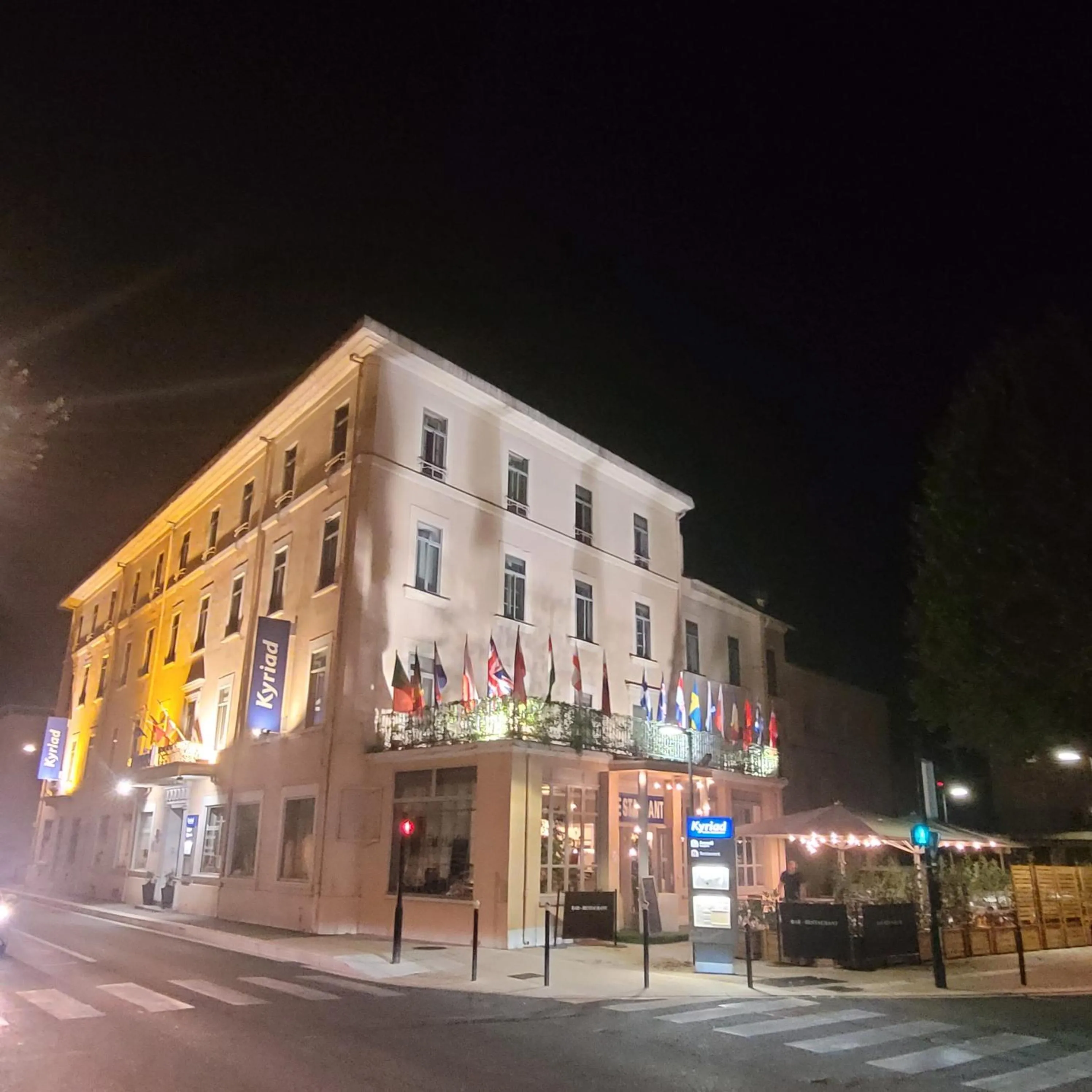 Property building in KYRIAD ORANGE Centre Ville - HOTEL & RESTAURANT & BAR - La Galerie d'Art des Princes - Provence Alpes Côte d'Azur - France - Proche A7-A9 - exit21- Châteauneuf-du-Pape Avignon Bollene Nimes - 24h-24h