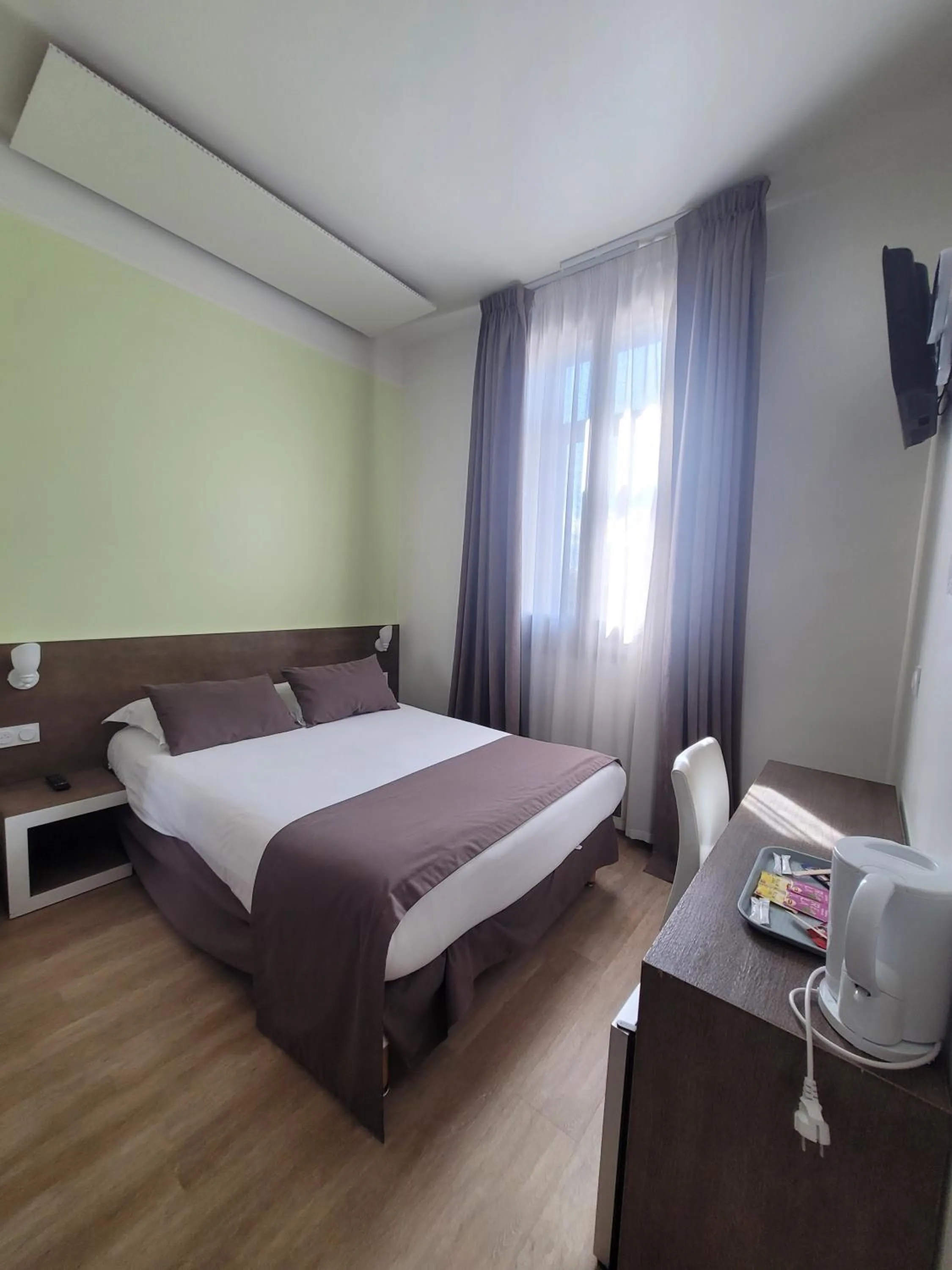 Bed in KYRIAD ORANGE Centre Ville - HOTEL & RESTAURANT & BAR - La Galerie d'Art des Princes - Provence Alpes Côte d'Azur - France - Proche A7-A9 - exit21- Châteauneuf-du-Pape Avignon Bollene Nimes - 24h-24h