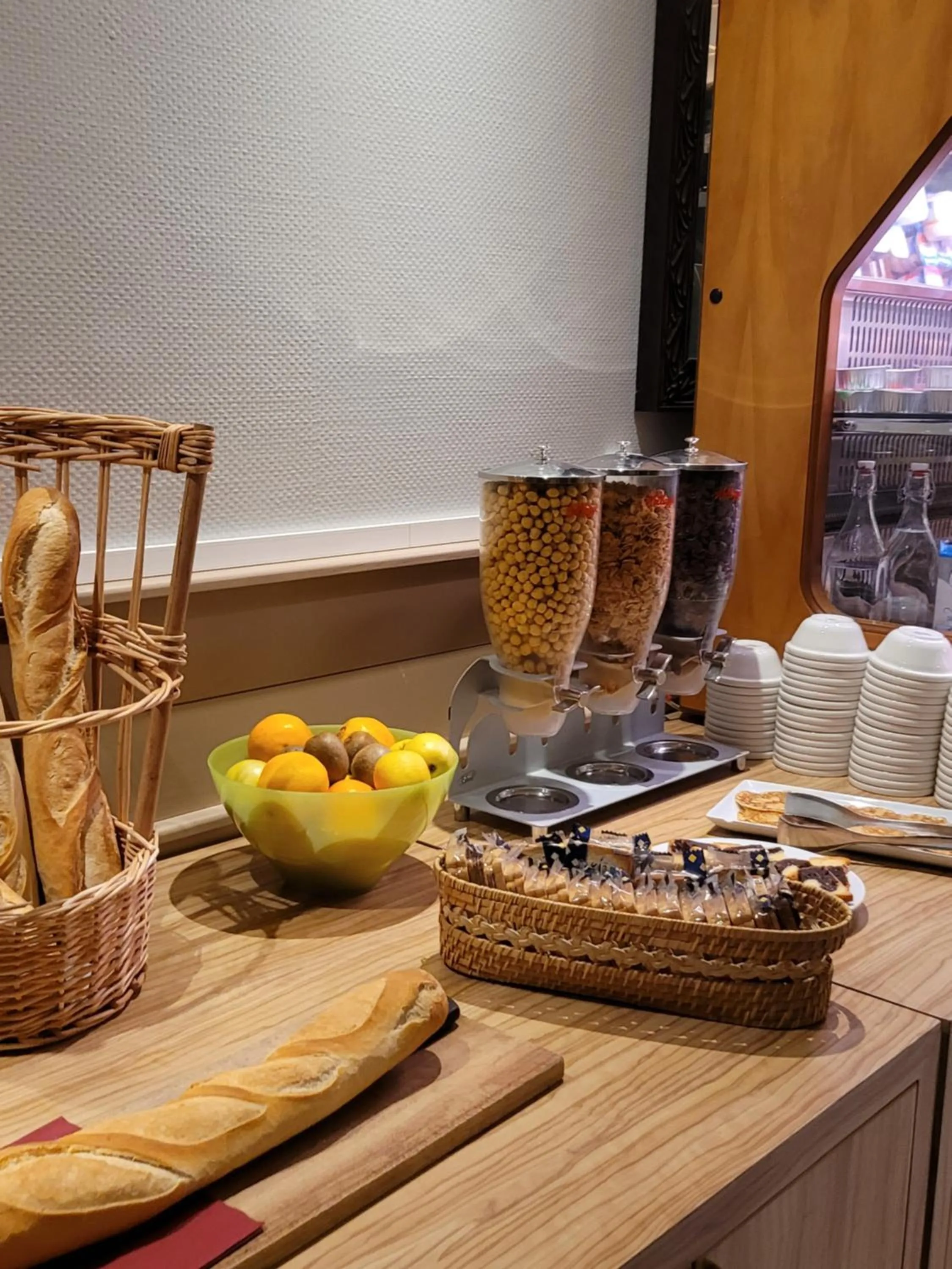 Food and drinks in KYRIAD ORANGE Centre Ville - HOTEL & RESTAURANT & BAR - La Galerie d'Art des Princes - Provence Alpes Côte d'Azur - France - Proche A7-A9 - exit21- Châteauneuf-du-Pape Avignon Bollene Nimes - 24h-24h