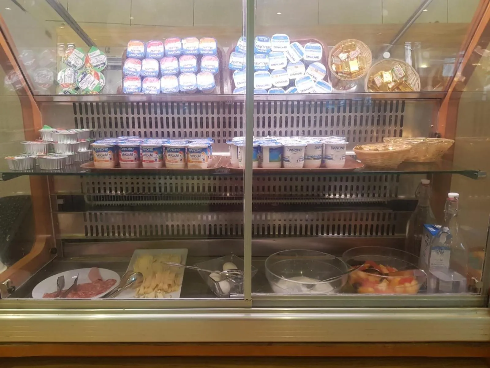 Food and drinks in KYRIAD ORANGE Centre Ville - HOTEL & RESTAURANT & BAR - La Galerie d'Art des Princes - Provence Alpes Côte d'Azur - France - Proche A7-A9 - exit21- Châteauneuf-du-Pape Avignon Bollene Nimes - 24h-24h