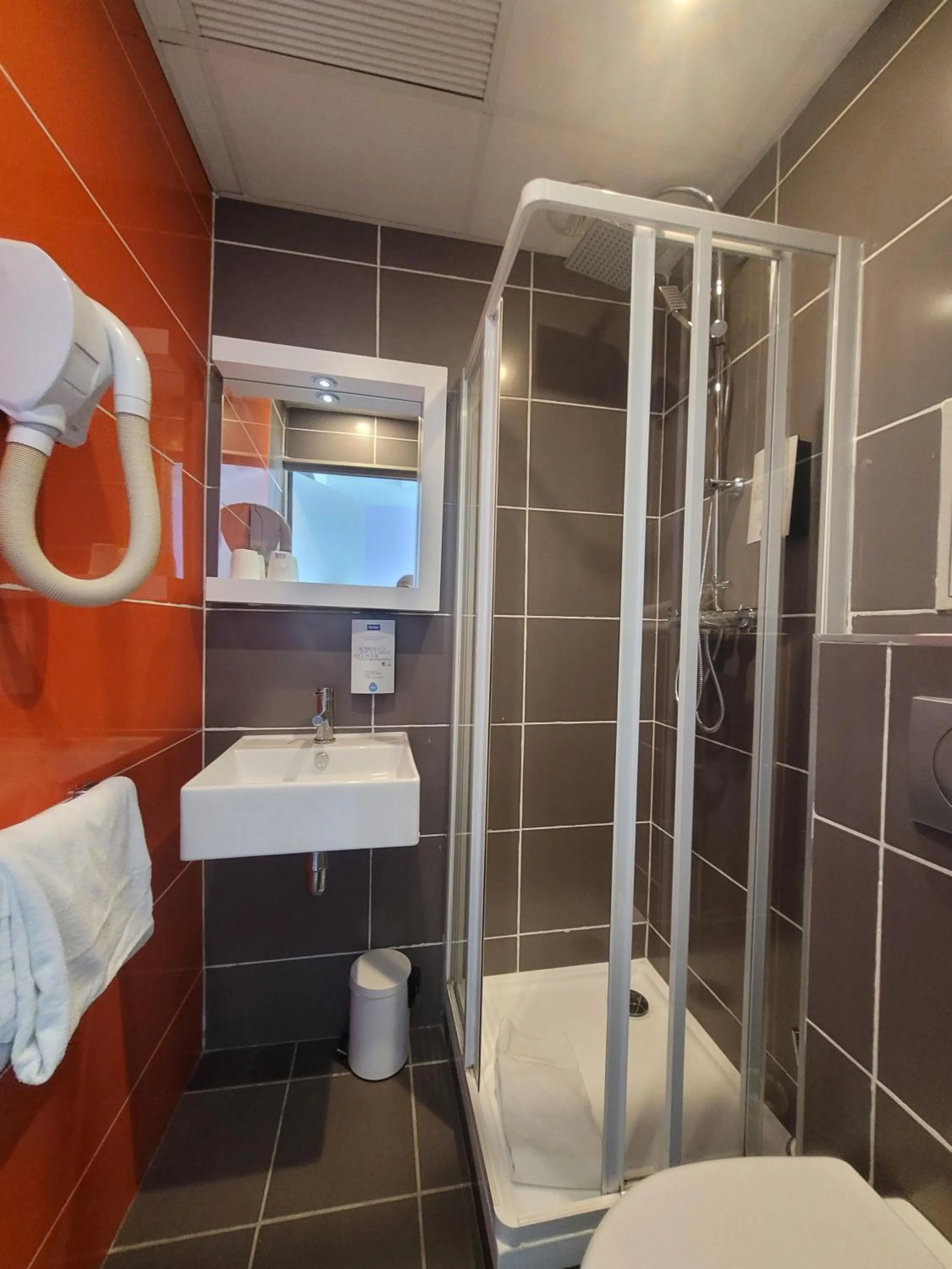 Shower, Bed in KYRIAD ORANGE Centre Ville - HOTEL & RESTAURANT & BAR - La Galerie d'Art des Princes - Provence Alpes Côte d'Azur - France - Proche A7-A9 - exit21- Châteauneuf-du-Pape Avignon Bollene Nimes - 24h-24h