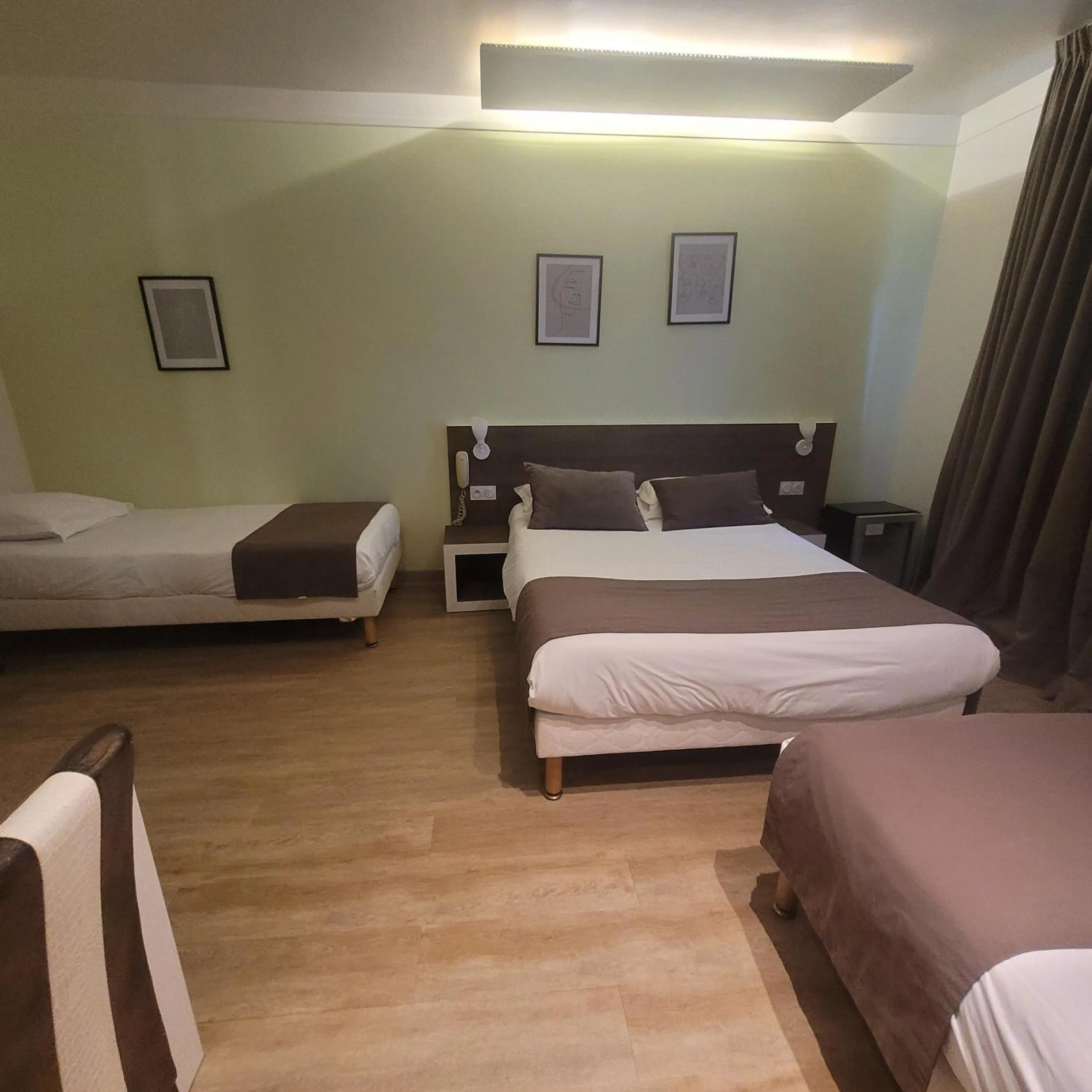 Bed in KYRIAD ORANGE Centre Ville - HOTEL & RESTAURANT & BAR - La Galerie d'Art des Princes - Provence Alpes Côte d'Azur - France - Proche A7-A9 - exit21- Châteauneuf-du-Pape Avignon Bollene Nimes - 24h-24h