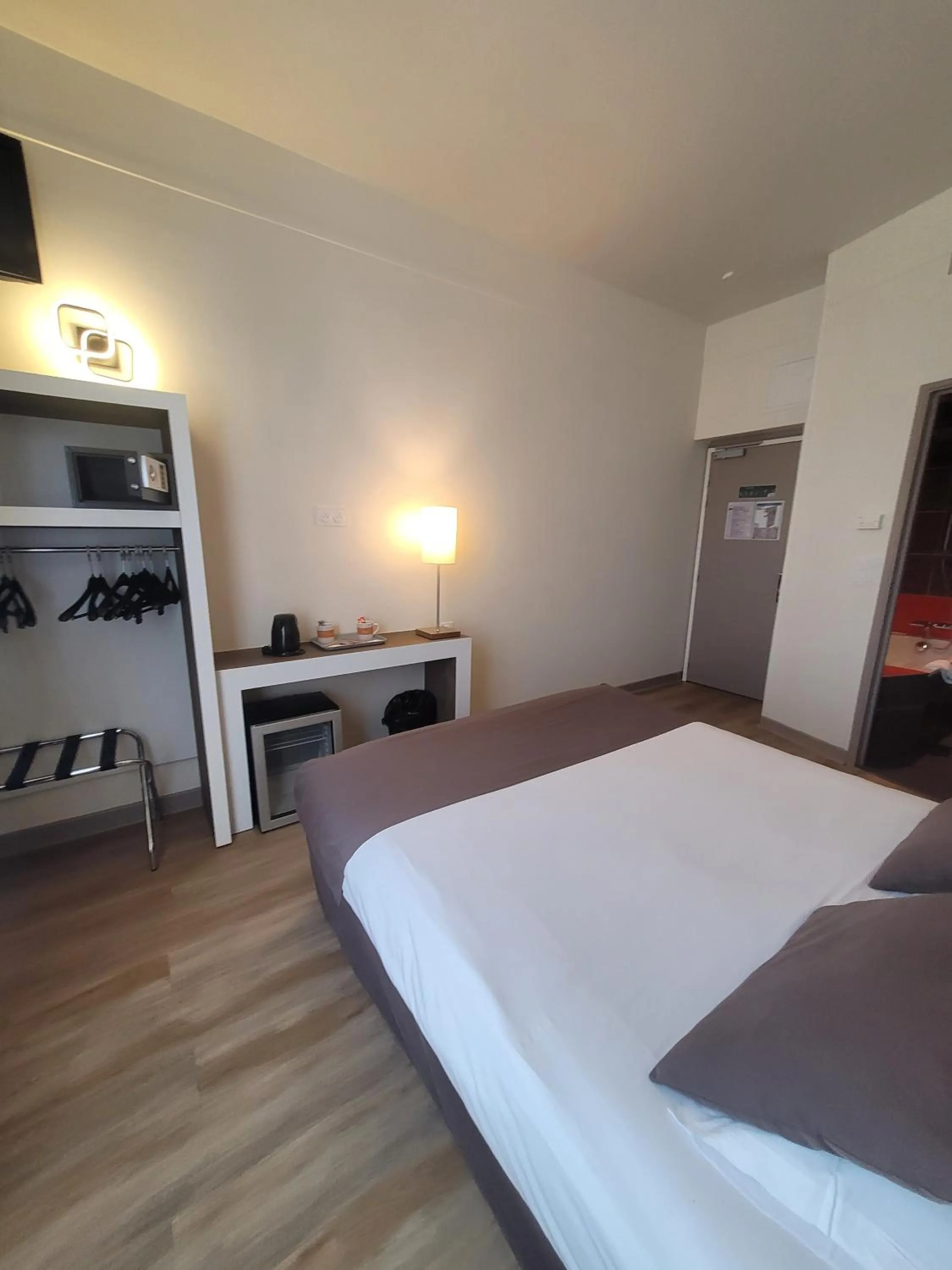 Bed in KYRIAD ORANGE Centre Ville - HOTEL & RESTAURANT & BAR - La Galerie d'Art des Princes - Provence Alpes Côte d'Azur - France - Proche A7-A9 - exit21- Châteauneuf-du-Pape Avignon Bollene Nimes - 24h-24h