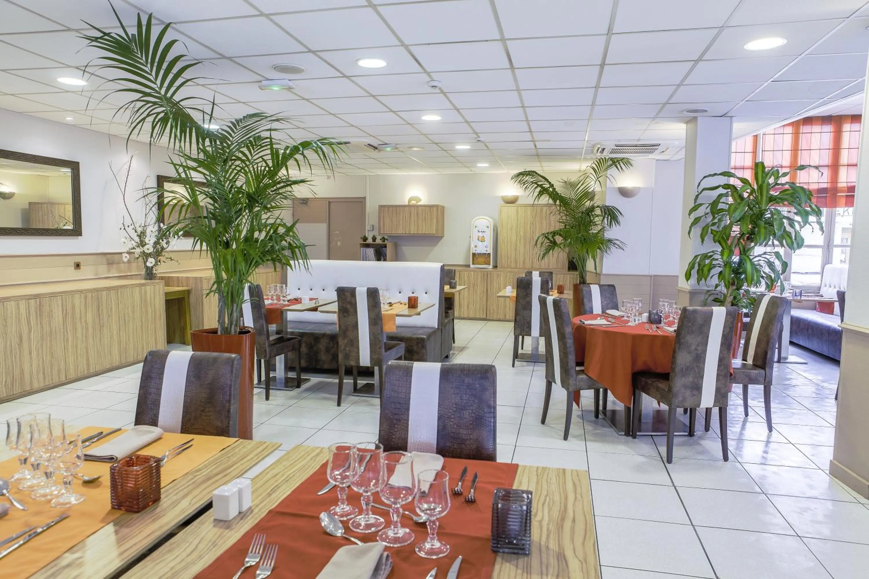 Restaurant/places to eat in KYRIAD ORANGE Centre Ville - HOTEL & RESTAURANT & BAR - La Galerie d'Art des Princes - Provence Alpes Côte d'Azur - France - Proche A7-A9 - exit21- Châteauneuf-du-Pape Avignon Bollene Nimes - 24h-24h