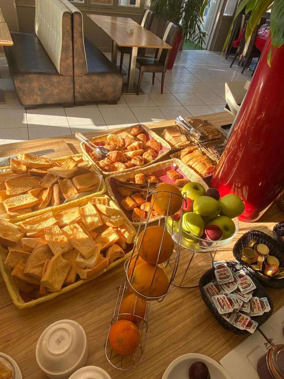 Breakfast in KYRIAD ORANGE Centre Ville - HOTEL & RESTAURANT & BAR - La Galerie d'Art des Princes - Provence Alpes Côte d'Azur - France - Proche A7-A9 - exit21- Châteauneuf-du-Pape Avignon Bollene Nimes - 24h-24h