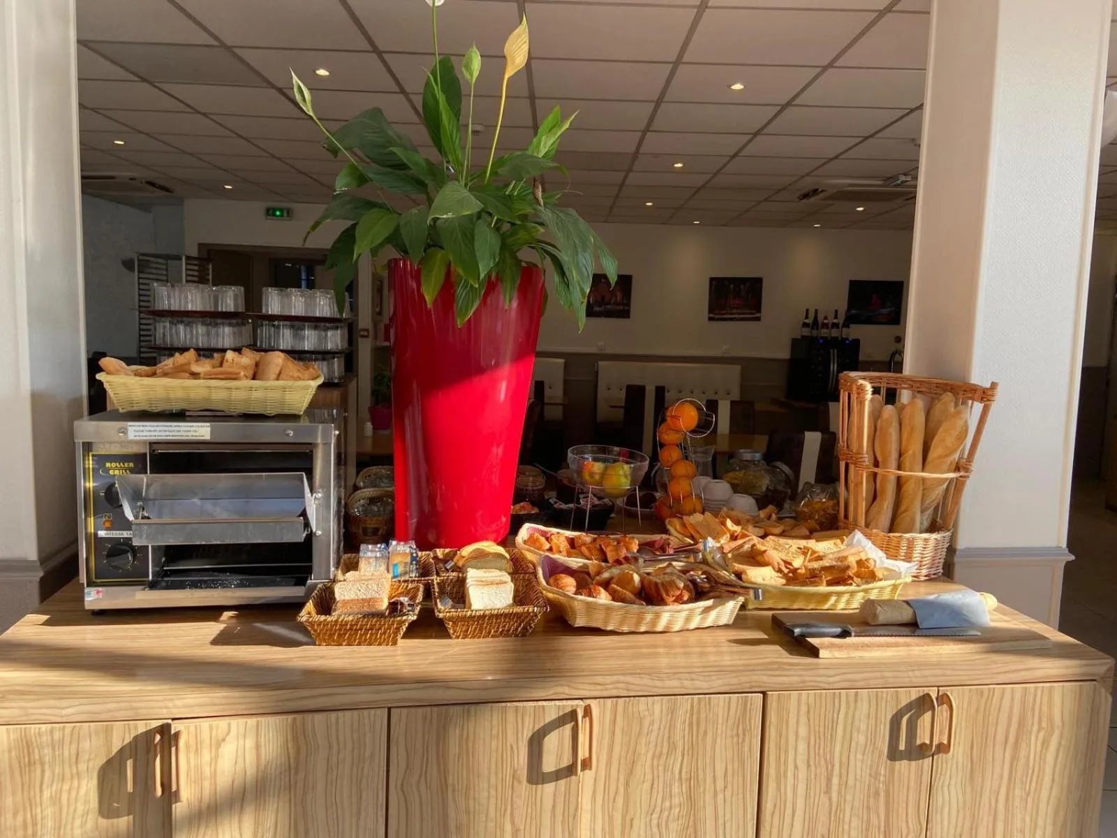 Breakfast in KYRIAD ORANGE Centre Ville - HOTEL & RESTAURANT & BAR - La Galerie d'Art des Princes - Provence Alpes Côte d'Azur - France - Proche A7-A9 - exit21- Châteauneuf-du-Pape Avignon Bollene Nimes - 24h-24h