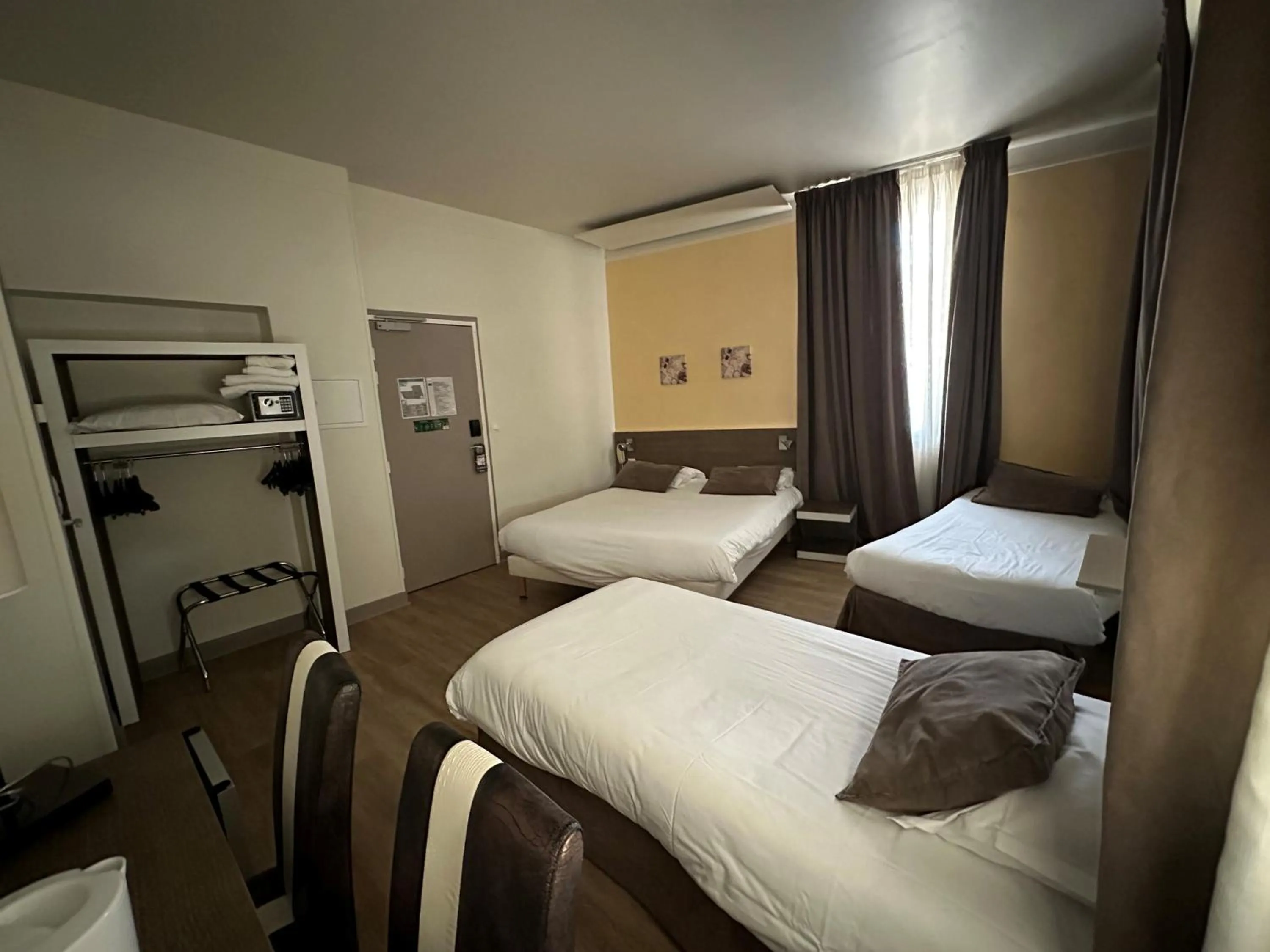 Bed in KYRIAD ORANGE Centre Ville - HOTEL & RESTAURANT & BAR - La Galerie d'Art des Princes - Provence Alpes Côte d'Azur - France - Proche A7-A9 - exit21- Châteauneuf-du-Pape Avignon Bollene Nimes - 24h-24h