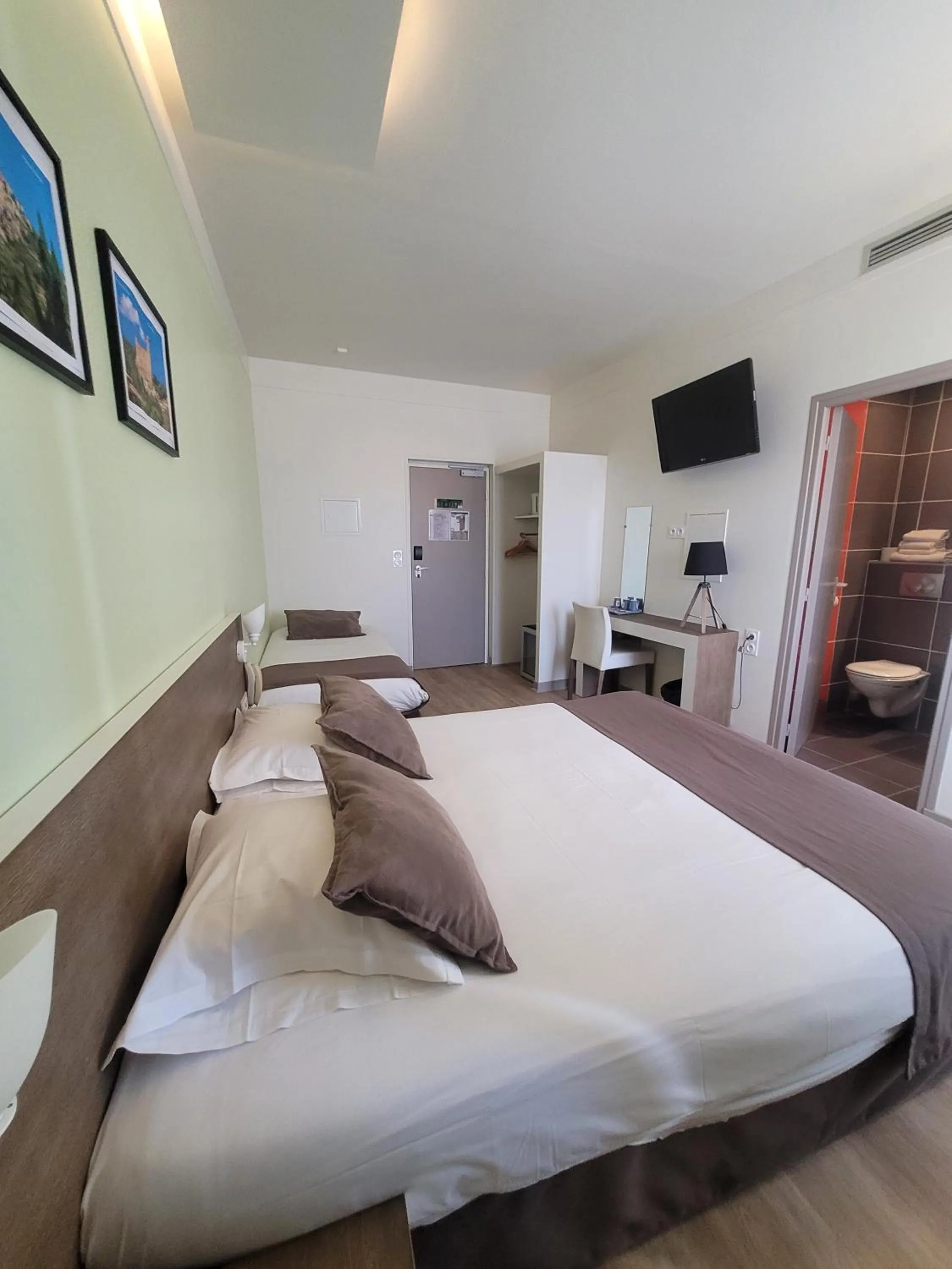 Bed in KYRIAD ORANGE Centre Ville - HOTEL & RESTAURANT & BAR - La Galerie d'Art des Princes - Provence Alpes Côte d'Azur - France - Proche A7-A9 - exit21- Châteauneuf-du-Pape Avignon Bollene Nimes - 24h-24h