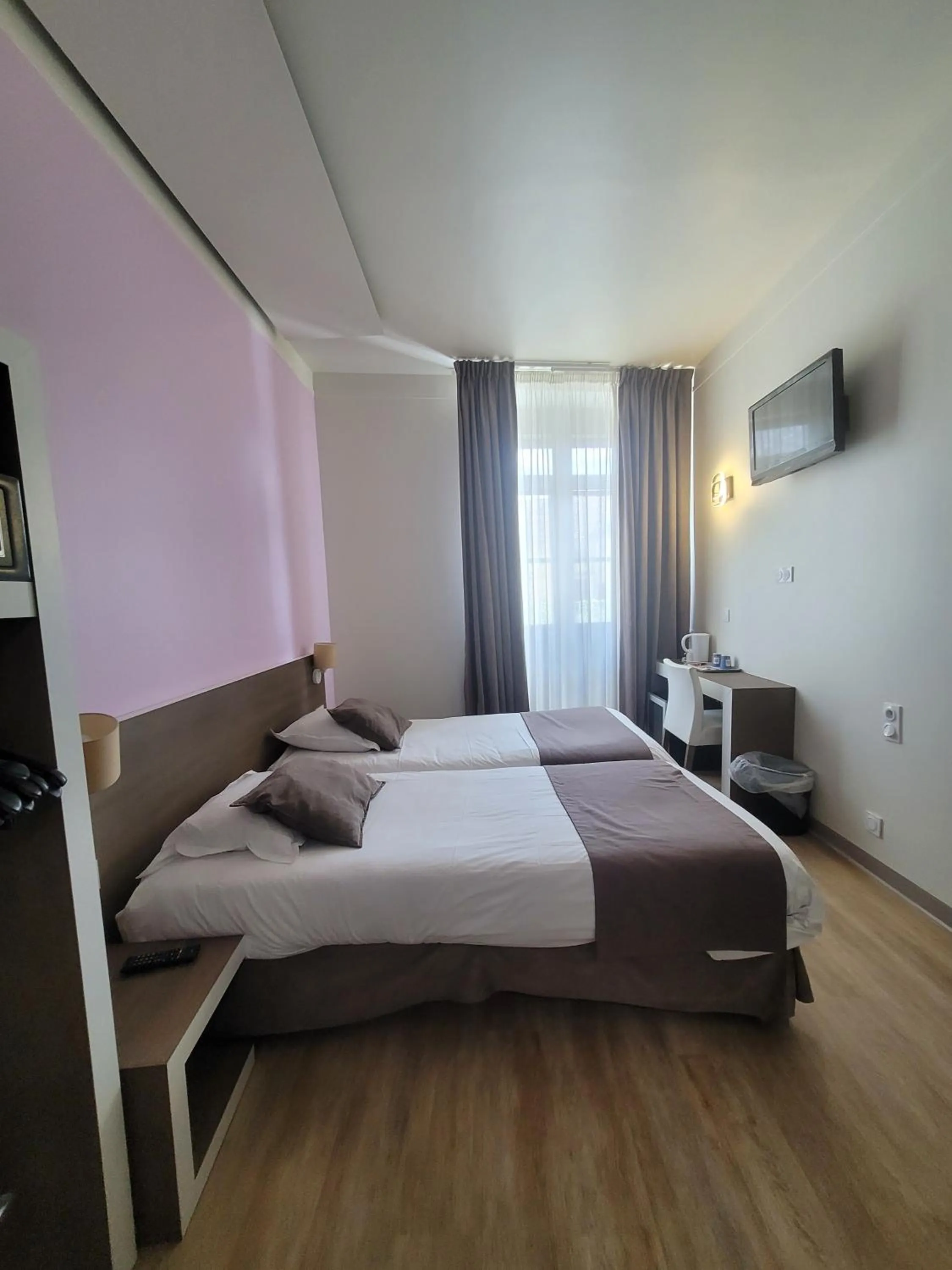 Communal lounge/ TV room, Bed in KYRIAD ORANGE Centre Ville - HOTEL & RESTAURANT & BAR - La Galerie d'Art des Princes - Provence Alpes Côte d'Azur - France - Proche A7-A9 - exit21- Châteauneuf-du-Pape Avignon Bollene Nimes - 24h-24h