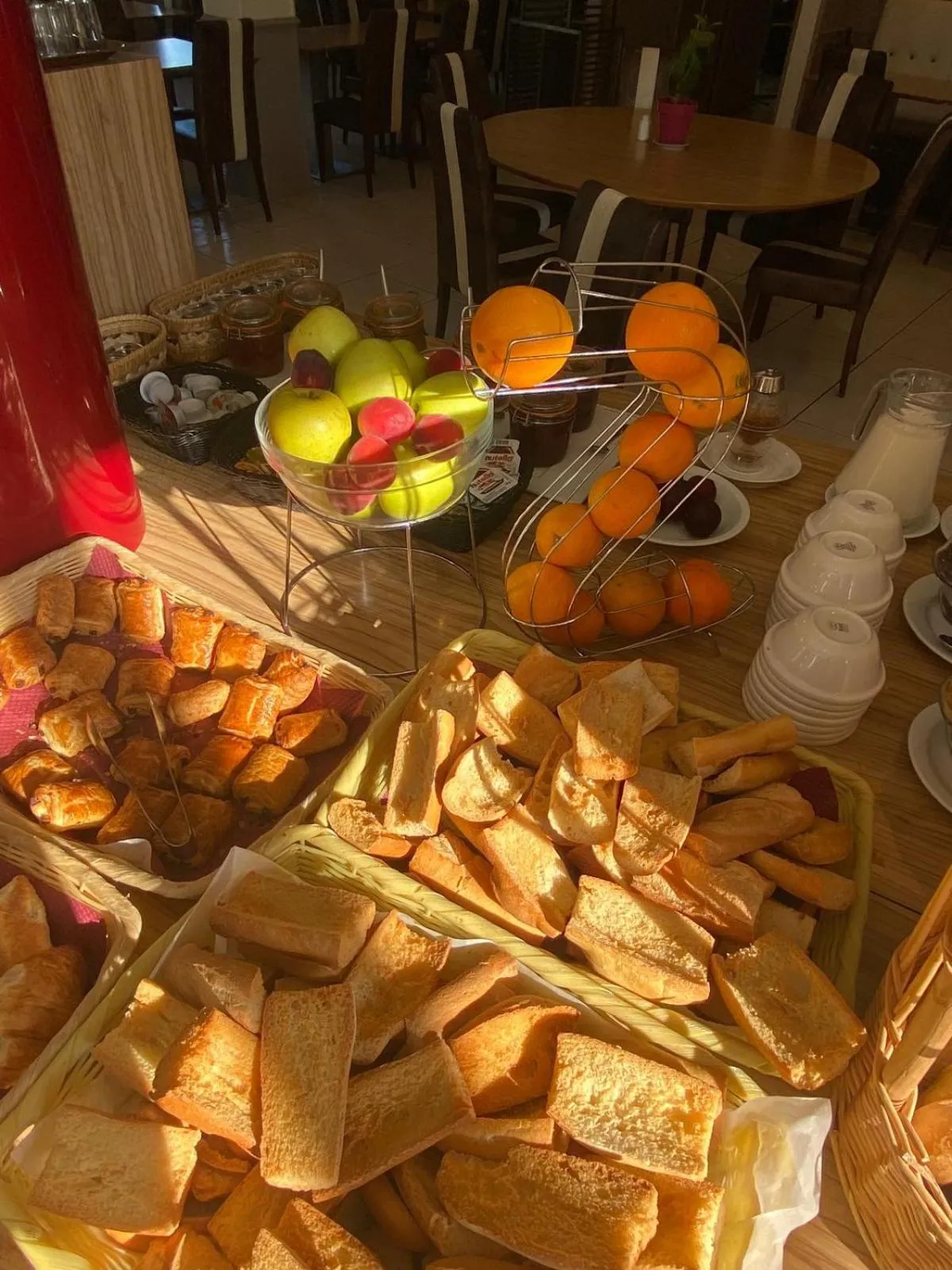 Breakfast in KYRIAD ORANGE Centre Ville - HOTEL & RESTAURANT & BAR - La Galerie d'Art des Princes - Provence Alpes Côte d'Azur - France - Proche A7-A9 - exit21- Châteauneuf-du-Pape Avignon Bollene Nimes - 24h-24h