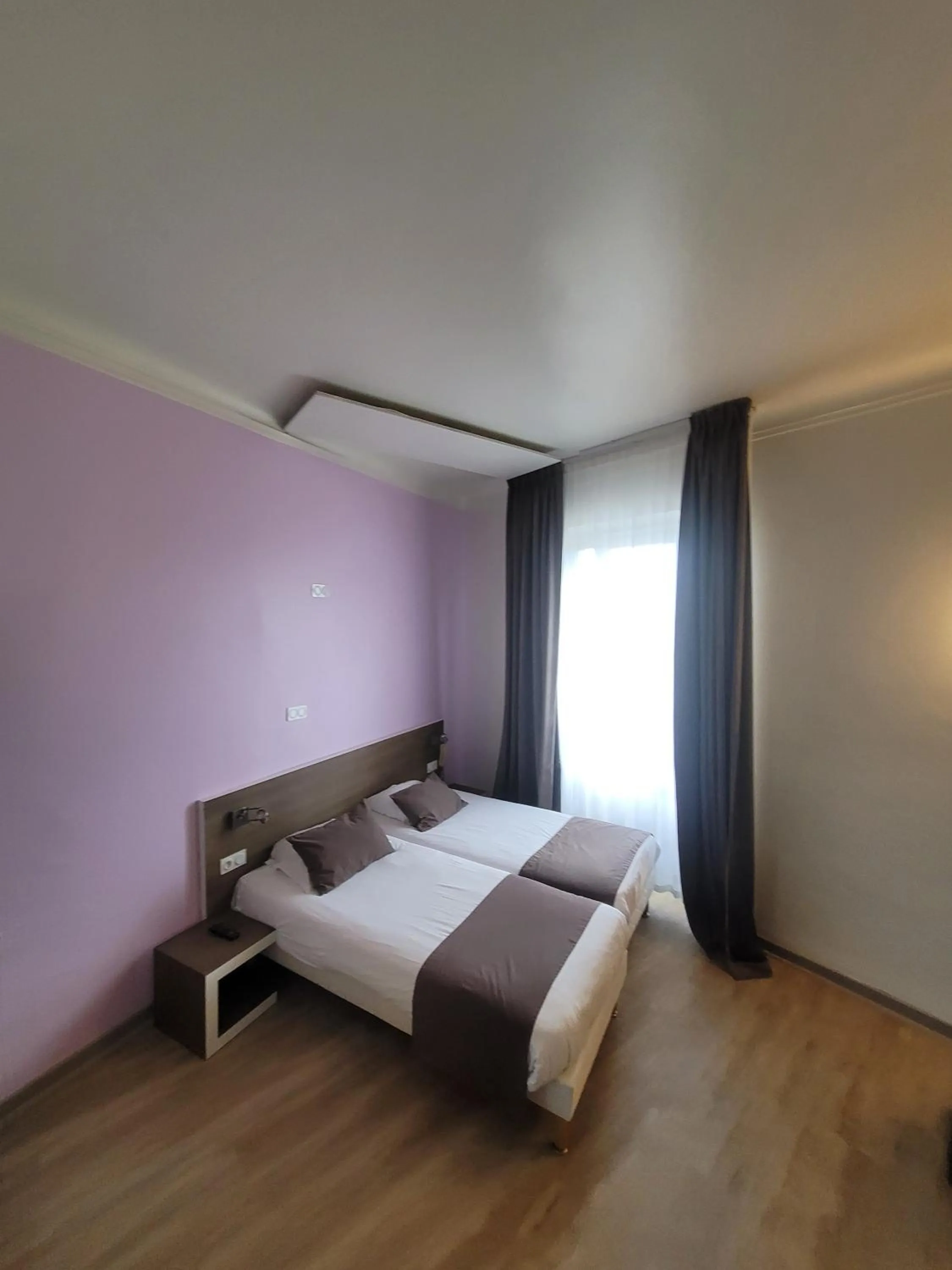 Bed in KYRIAD ORANGE Centre Ville - HOTEL & RESTAURANT & BAR - La Galerie d'Art des Princes - Provence Alpes Côte d'Azur - France - Proche A7-A9 - exit21- Châteauneuf-du-Pape Avignon Bollene Nimes - 24h-24h