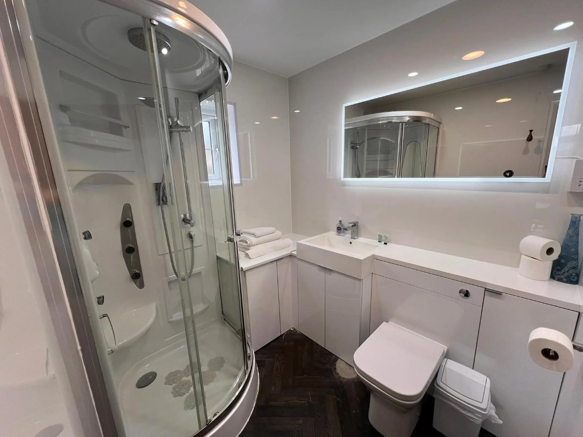 Bathroom in Hunston Mill Self Catering Dog Stay For Free