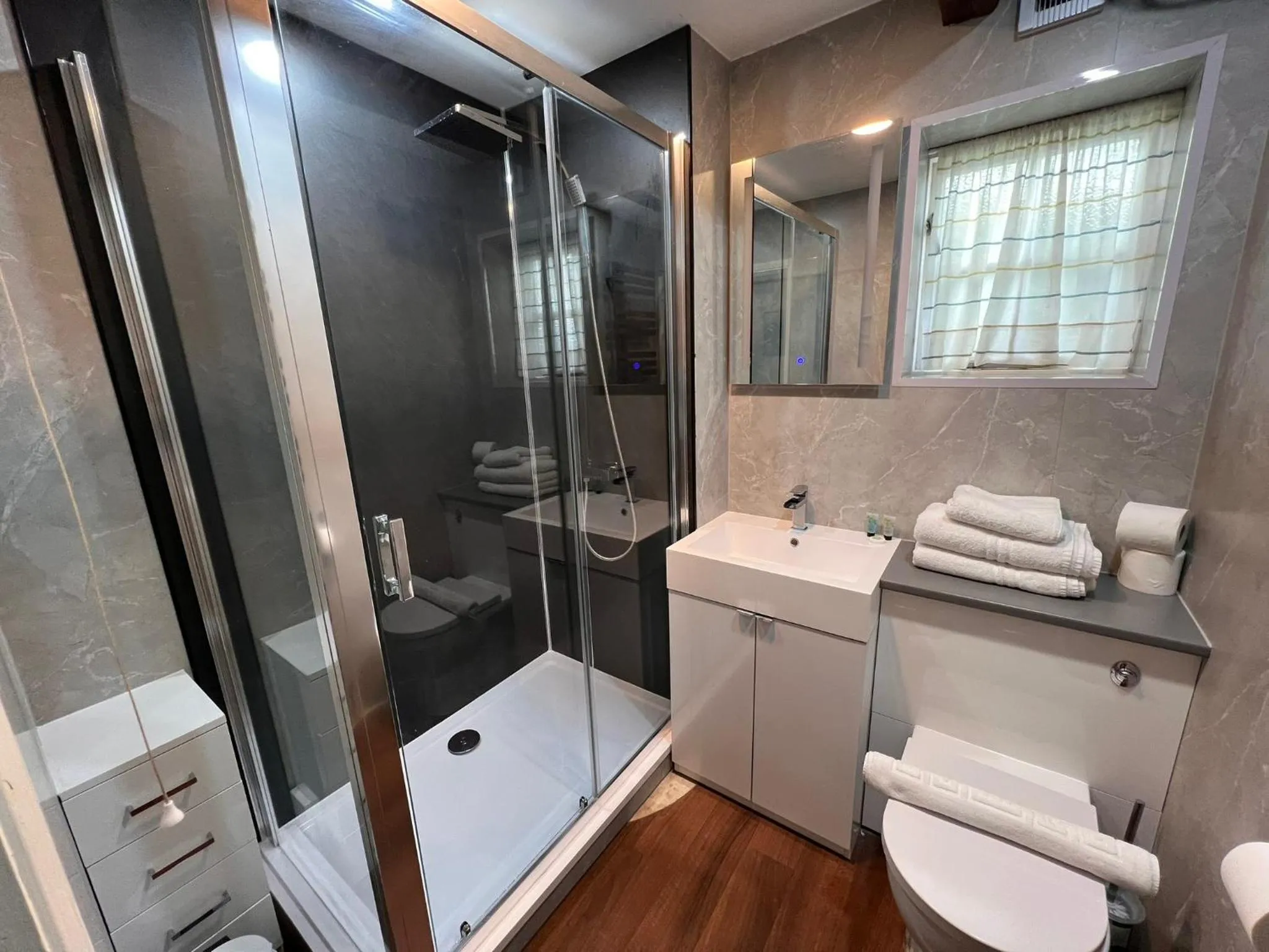 Bathroom in Hunston Mill Self Catering Dog Stay For Free