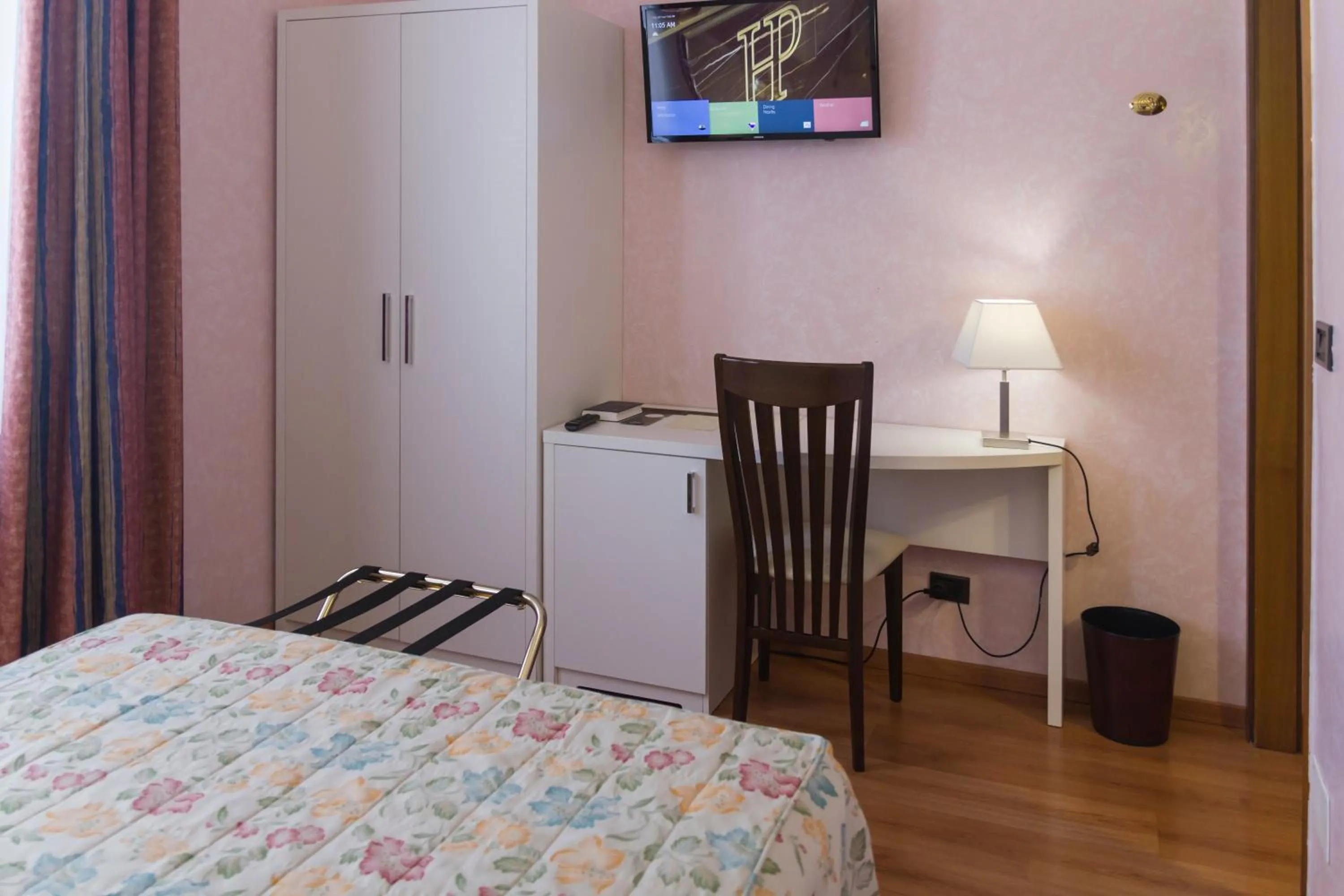 Photo of the whole room in Hotel Pico