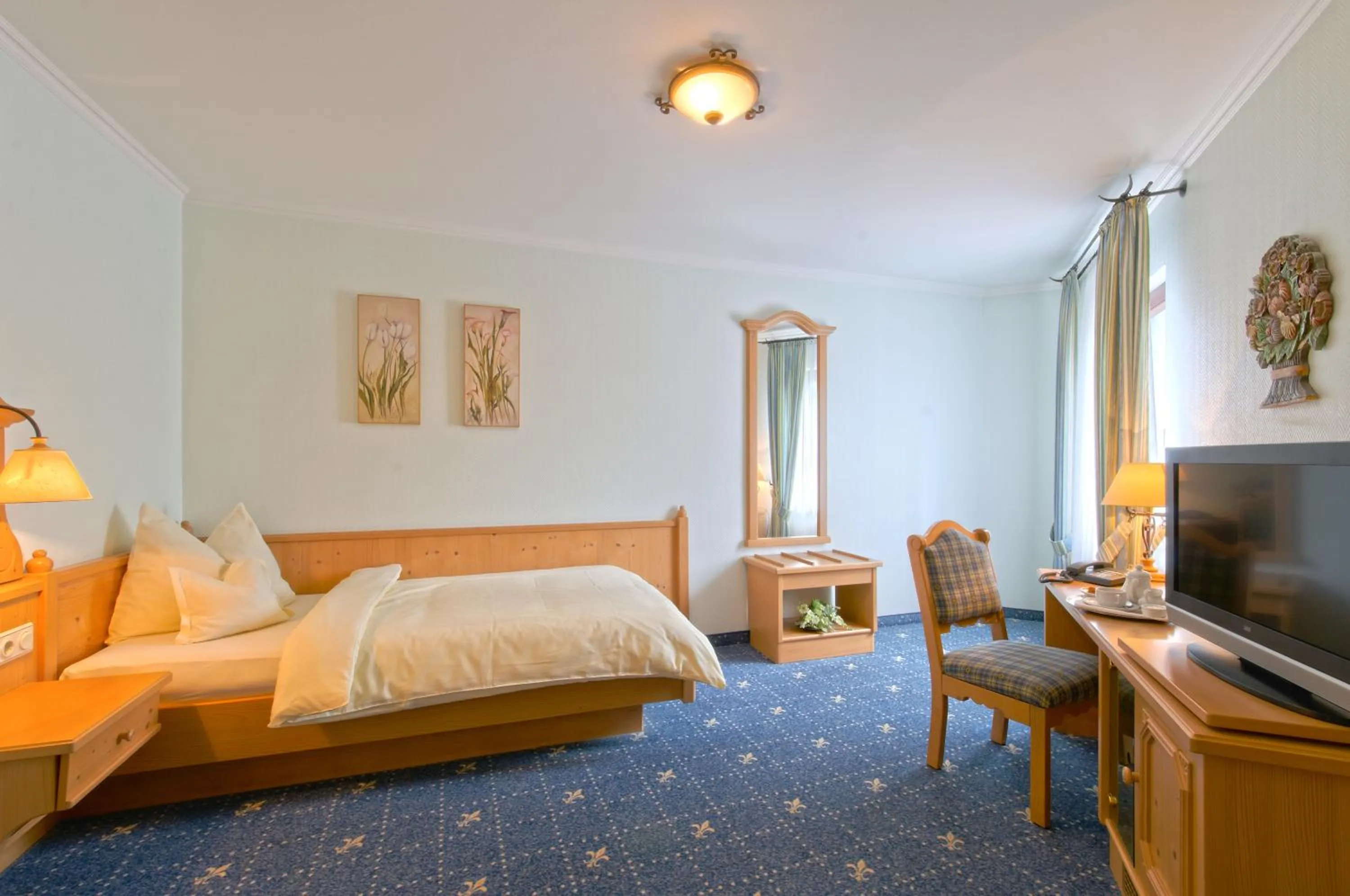 Photo of the whole room, Bed in Landhotel Lohmann