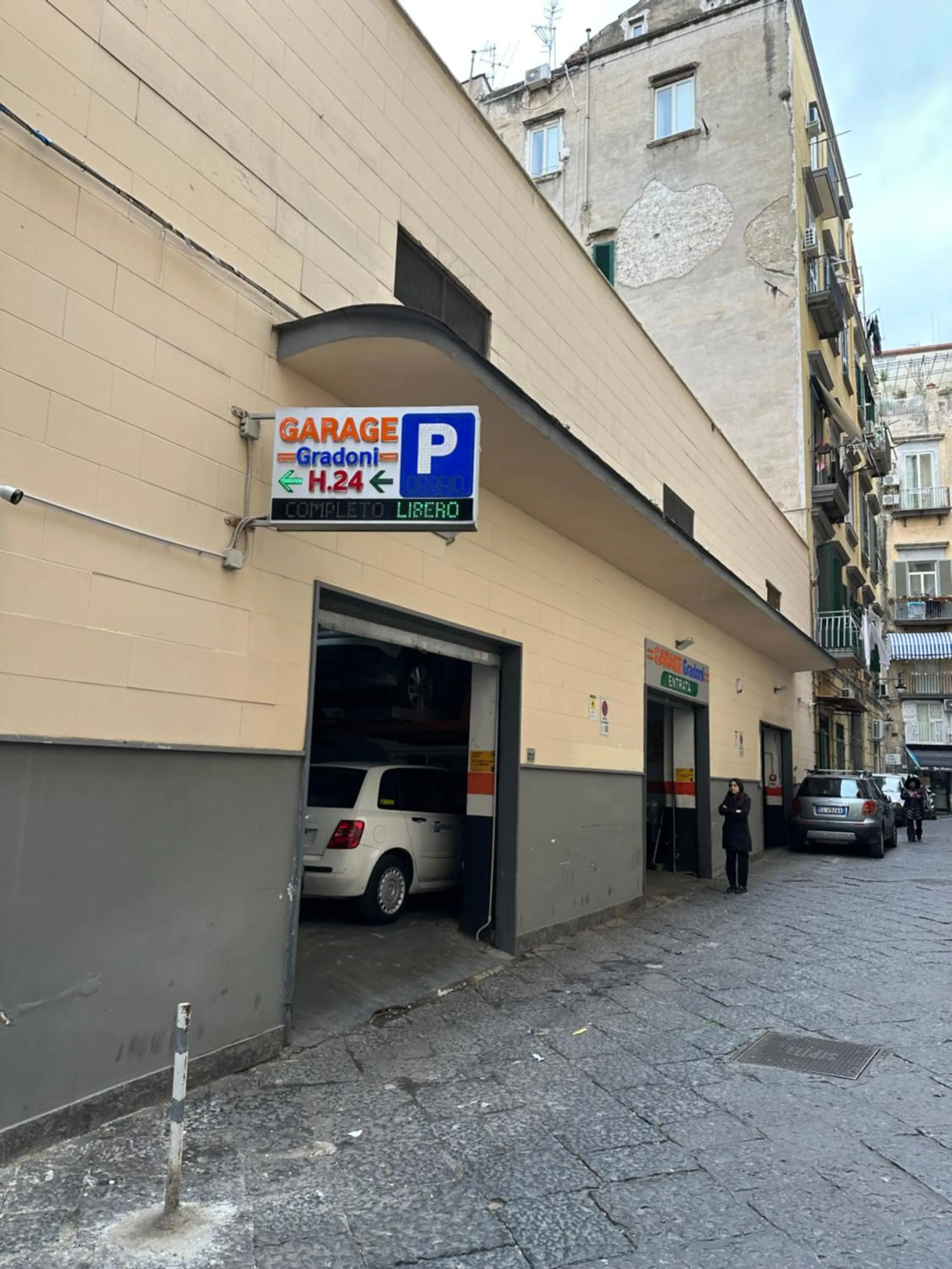 Parking in Caruso Place Luxury Rooms & Suites