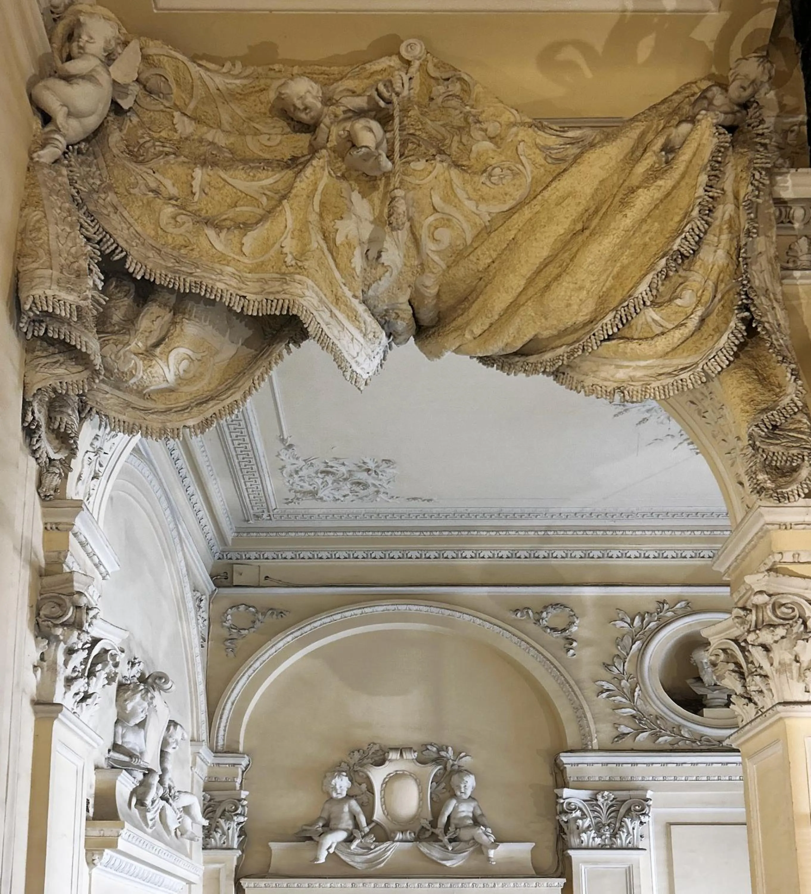 Inner courtyard view in Caruso Place Luxury Rooms & Suites