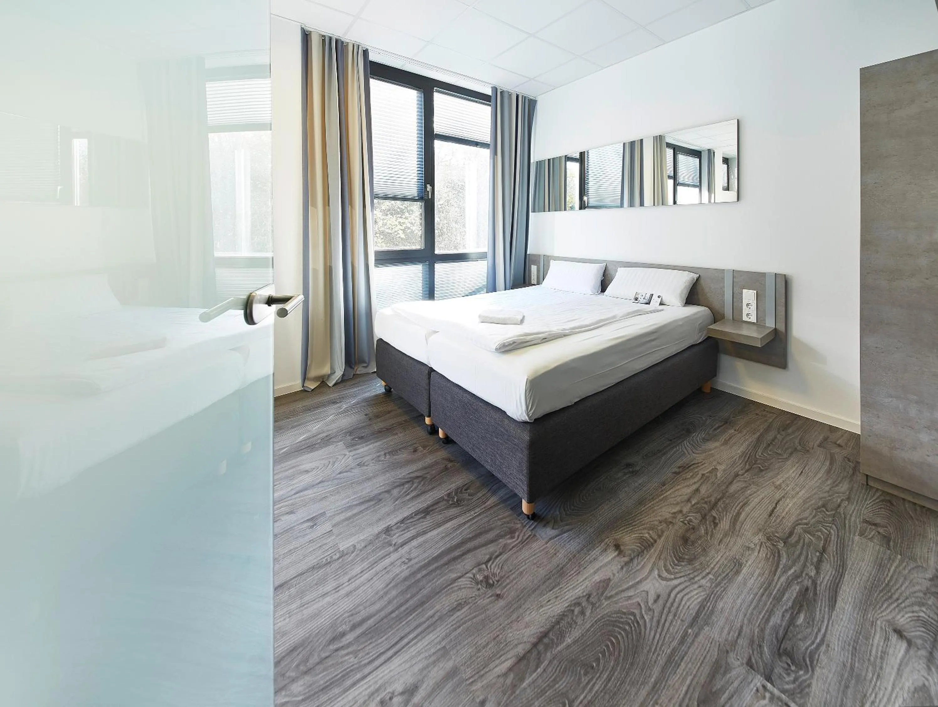 Photo of the whole room, Bed in Road House Hotel