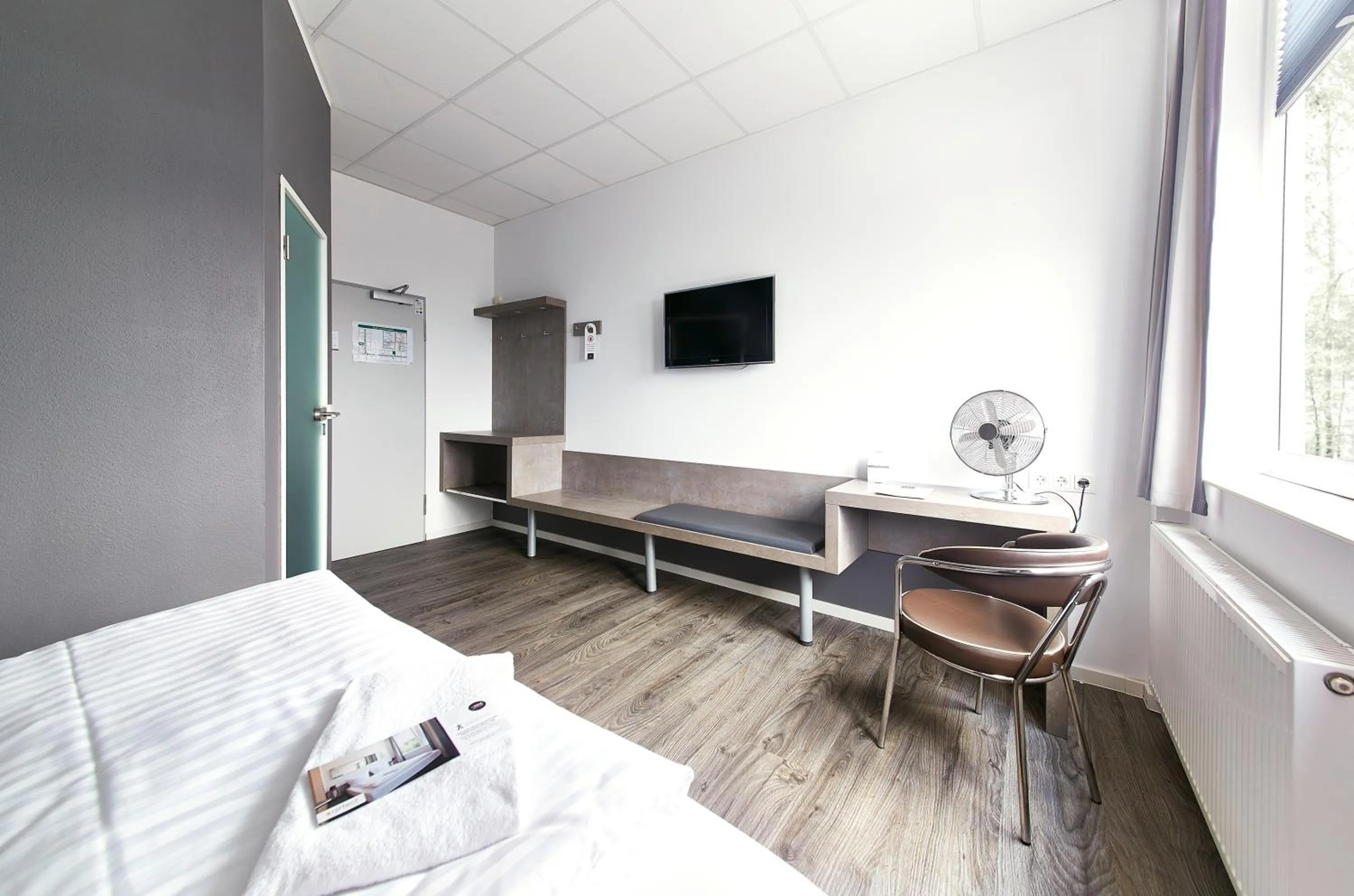 Photo of the whole room, Bed in Road House Hotel