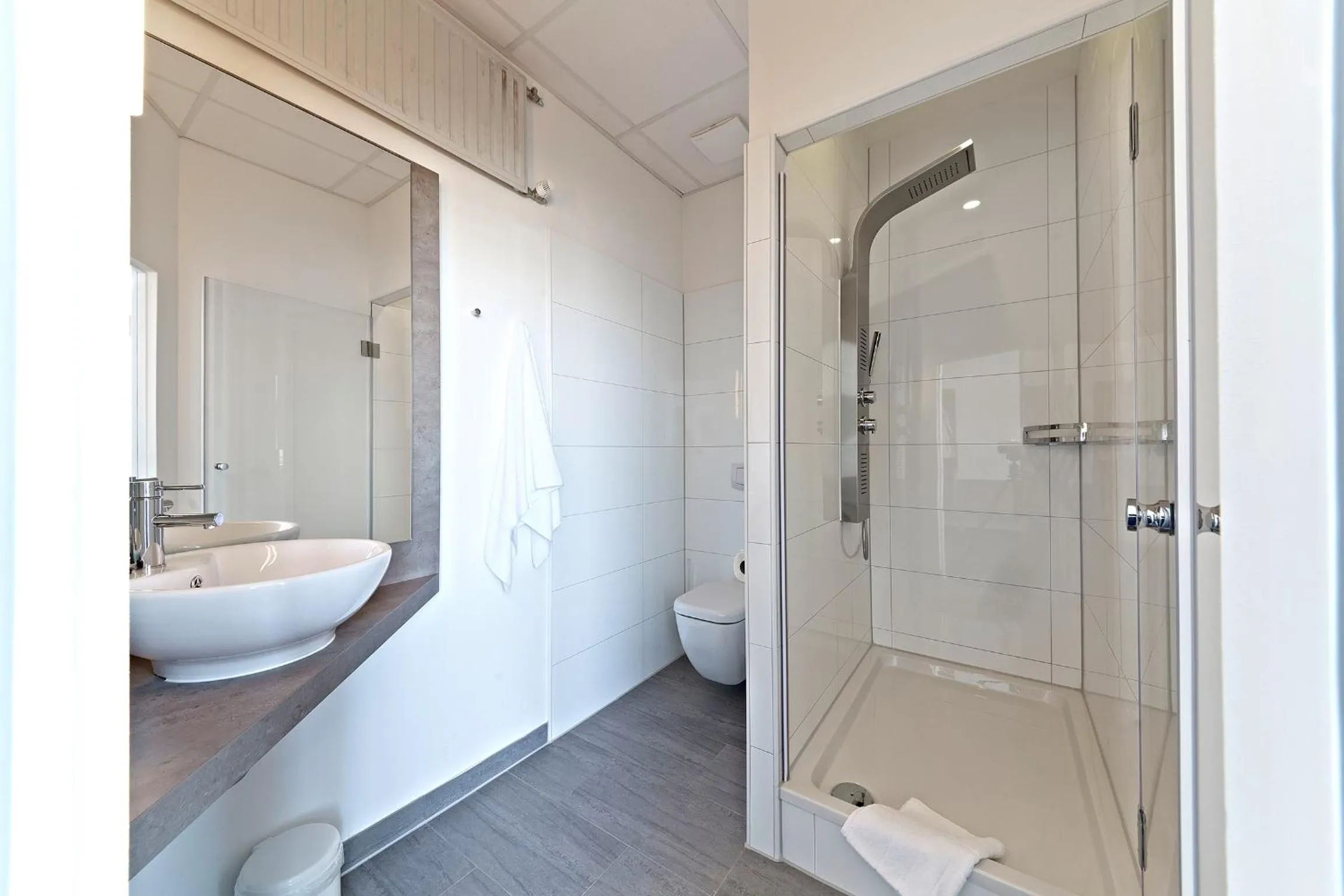 Bathroom in Road House Hotel