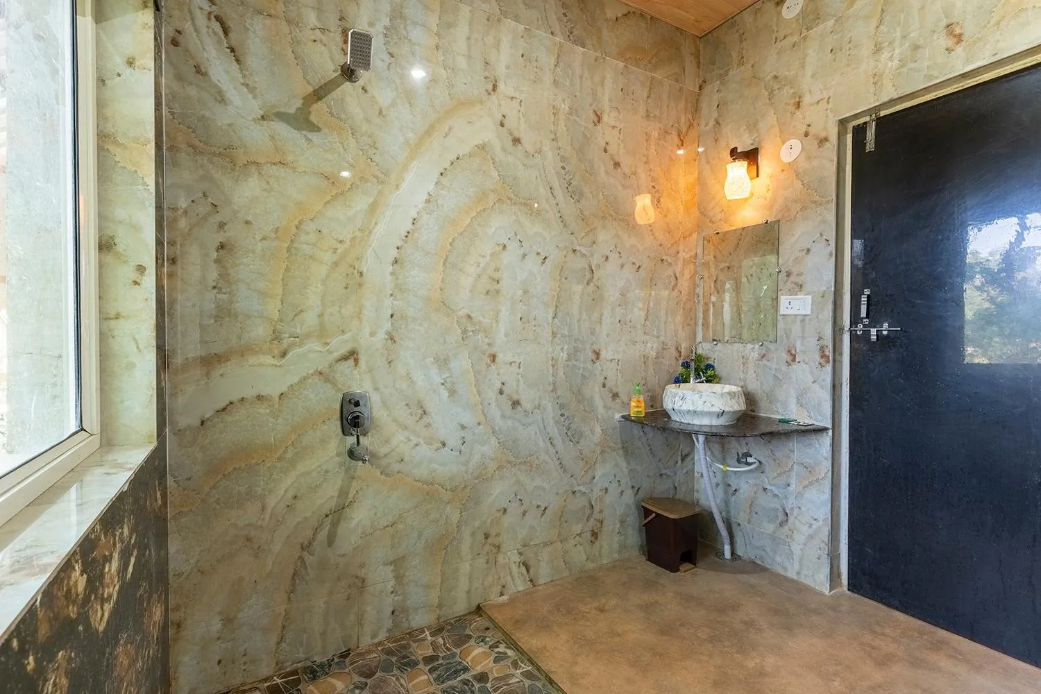 Bathroom in Jungle King Resort