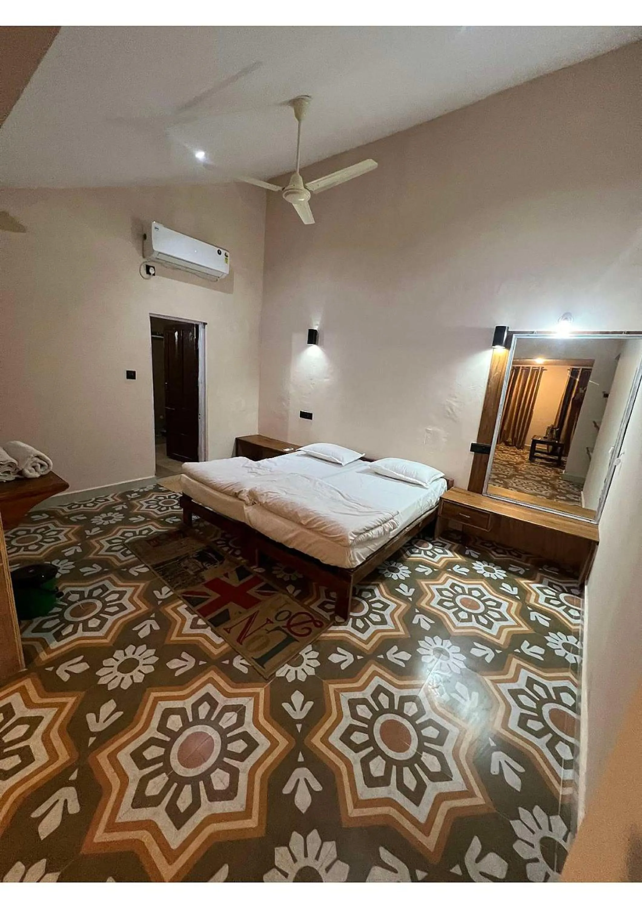 Bedroom, Bed in Jungle King Resort