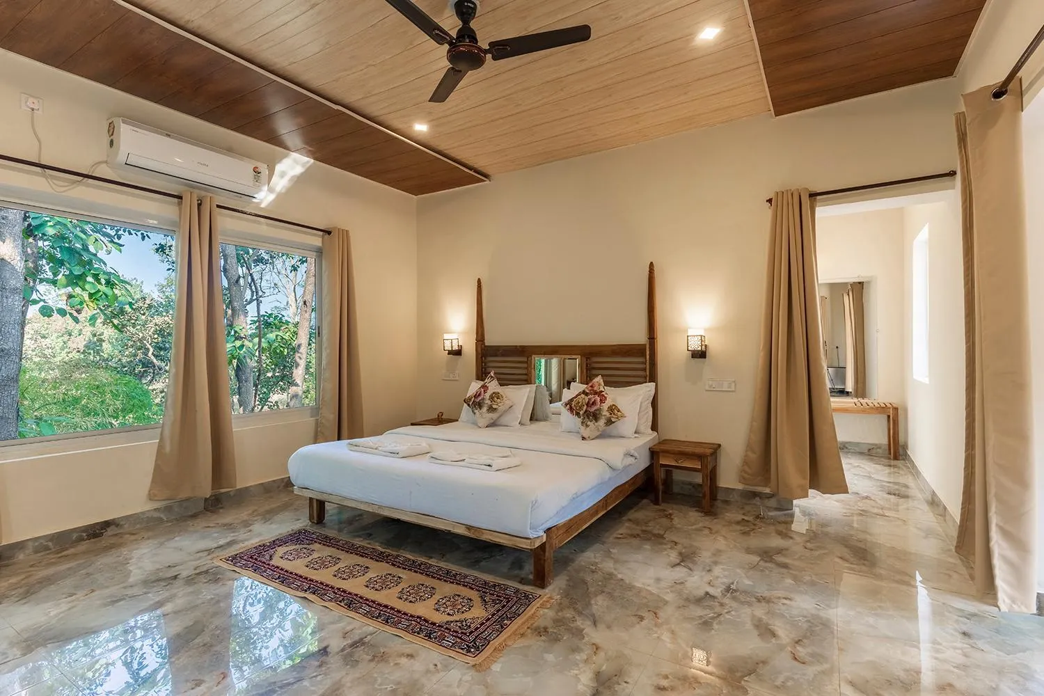 Bed in Jungle King Resort