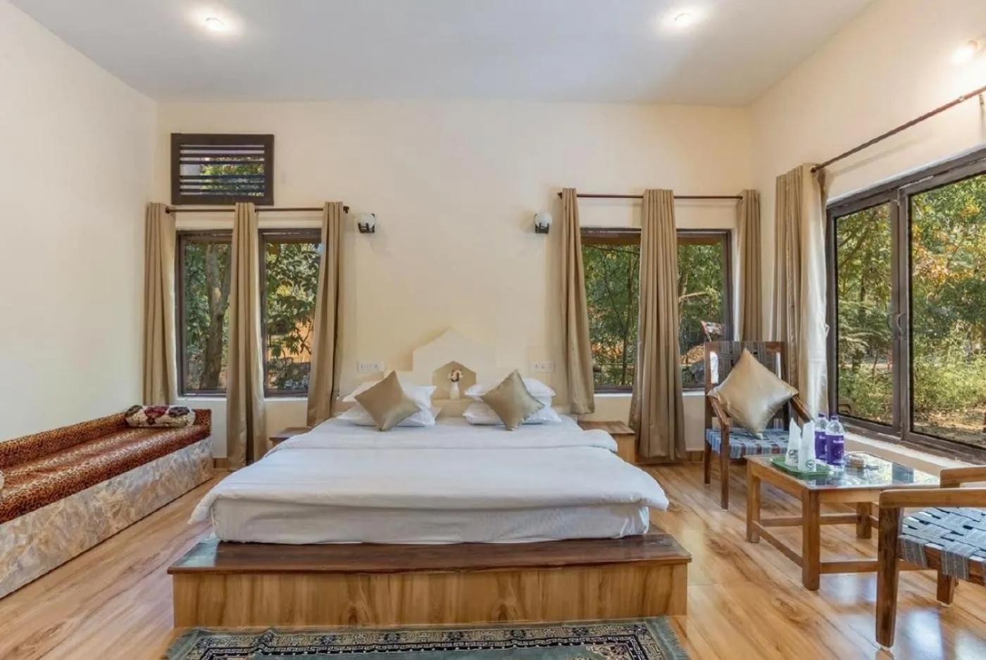 Bedroom, Bed in Jungle King Resort