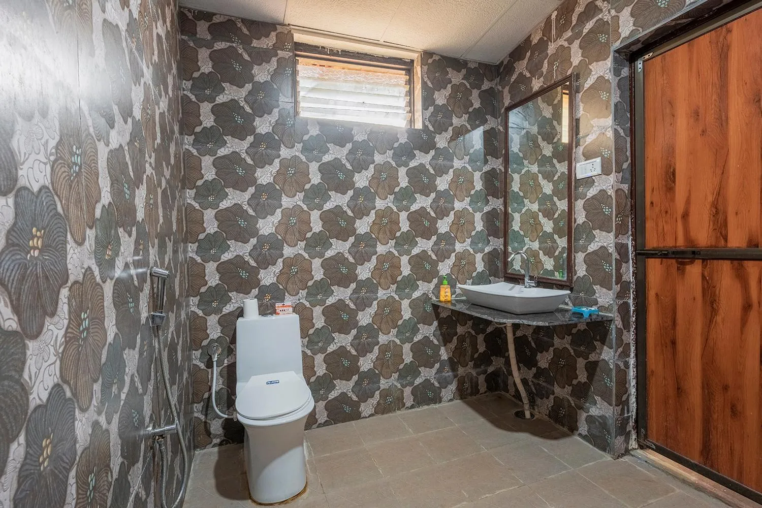 Toilet in Jungle King Resort