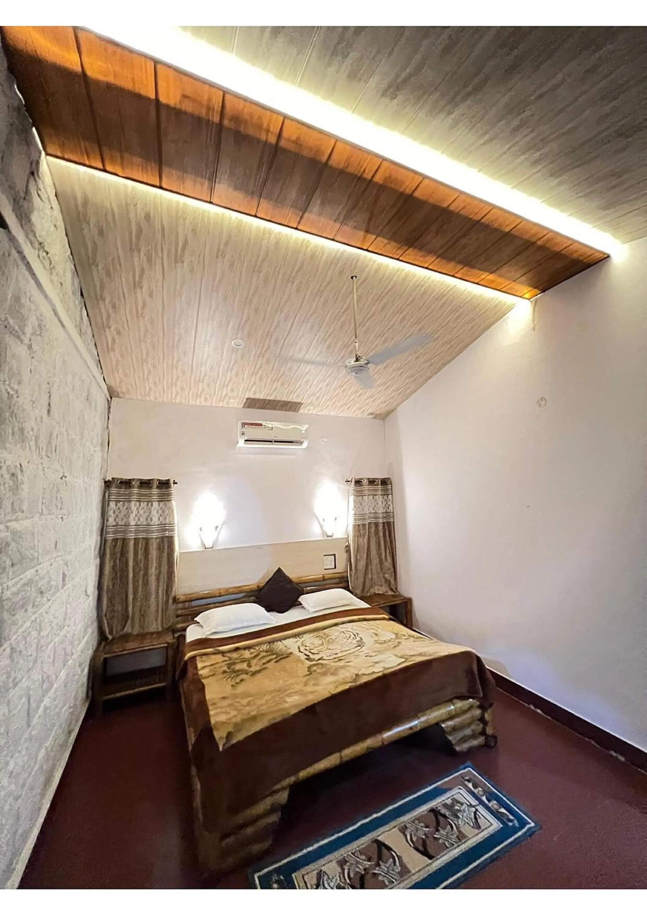 Bed in Jungle King Resort