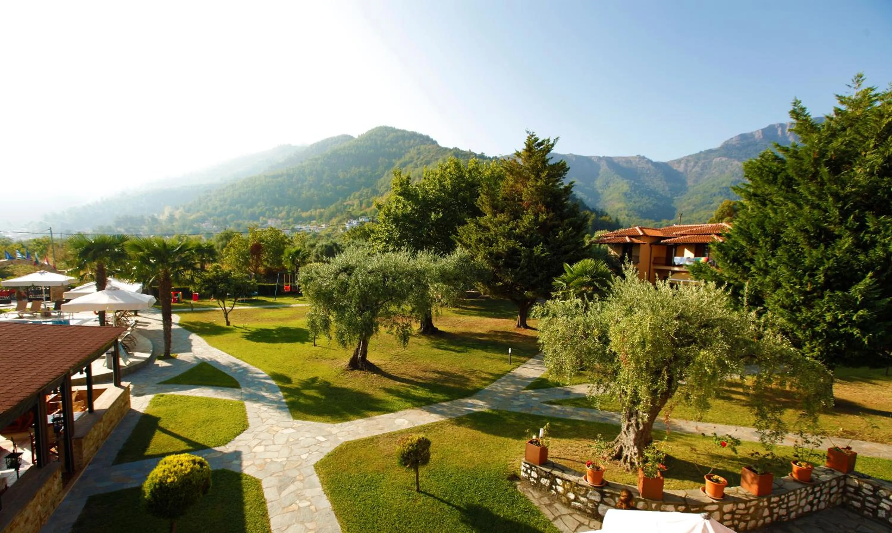 Garden in Ariadni Hotel Bungalows